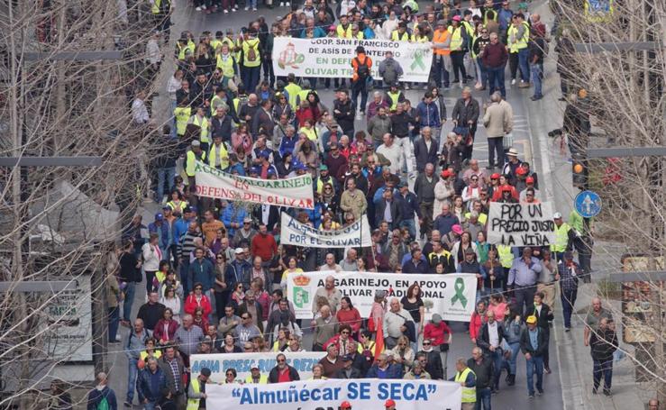 La histórica tractorada en las calles de Granada a vista de pájaro