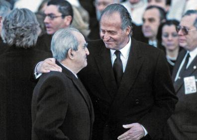 Imagen secundaria 1 - Fernando Morán junto a Felipe González en el Congreso (arriba); con el Rey Juan Carlos (izquierda); y en una foto de archivo de 2003.