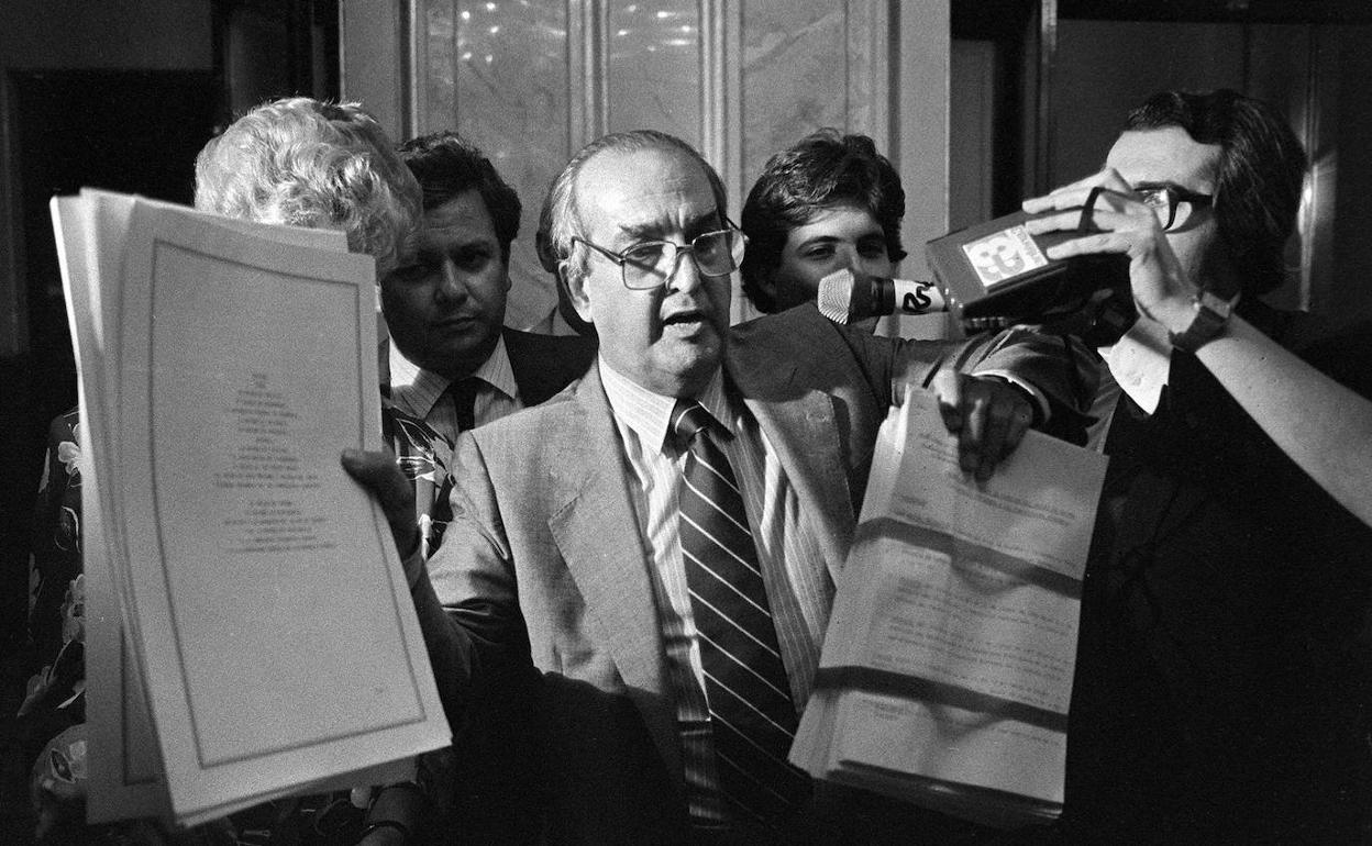 Fernando Morán, muestra a los periodistas los documentos del Tratado de Adhesión de España a la Comunidad Económica Europea (CEE).