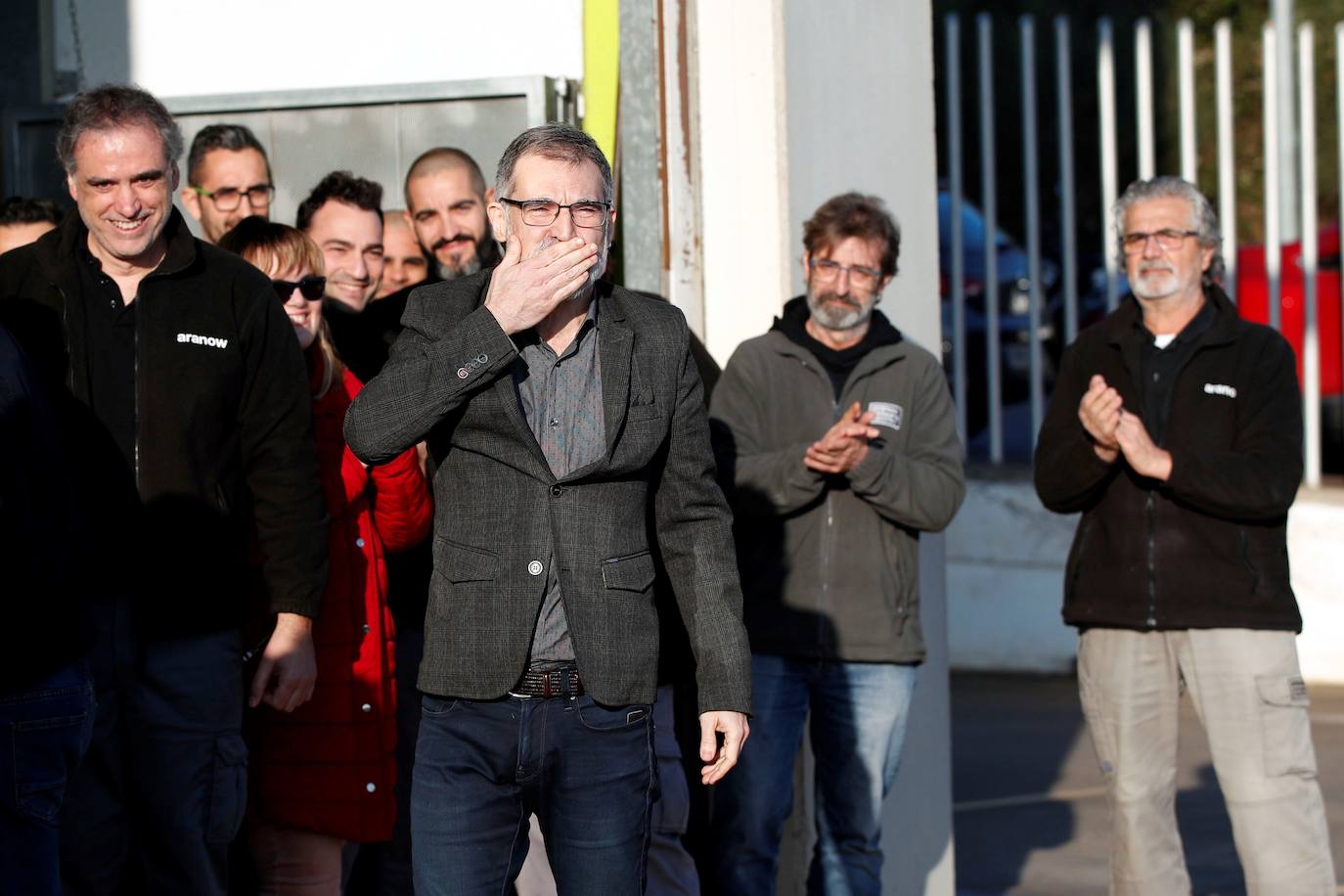 El líder de Òmnium Cultural, Jordi Cuixart, a su salida de la cárcel para un permiso. 