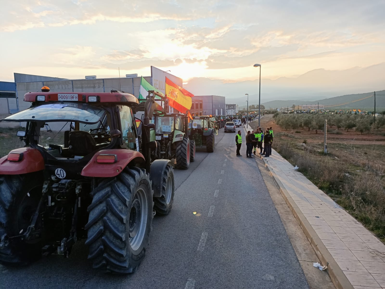 La marcha en la que participan 500 tractores y unos diez mil manifestantes llegados en 200 autobuses altera por completo la rutina de la ciudad