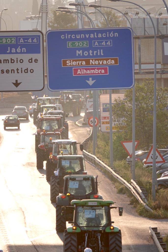 La marcha en la que participan 500 tractores y unos diez mil manifestantes llegados en 200 autobuses altera por completo la rutina de la ciudad