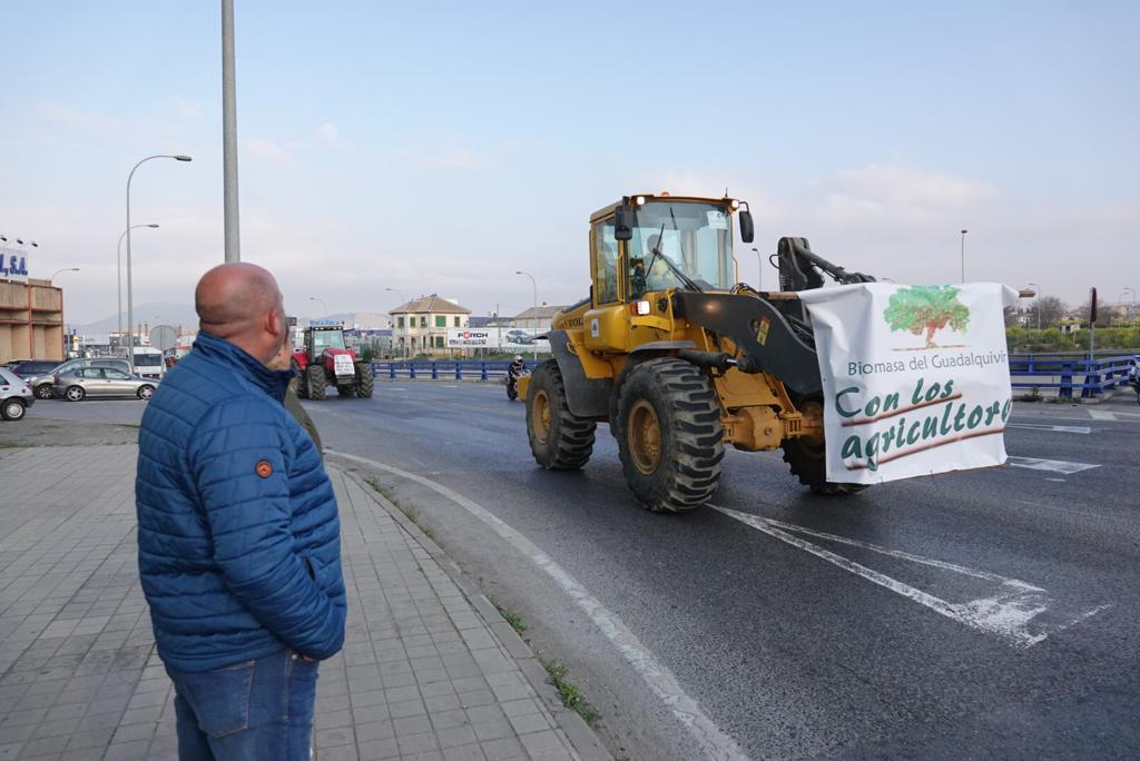 La marcha en la que participan 500 tractores y unos diez mil manifestantes llegados en 200 autobuses altera por completo la rutina de la ciudad