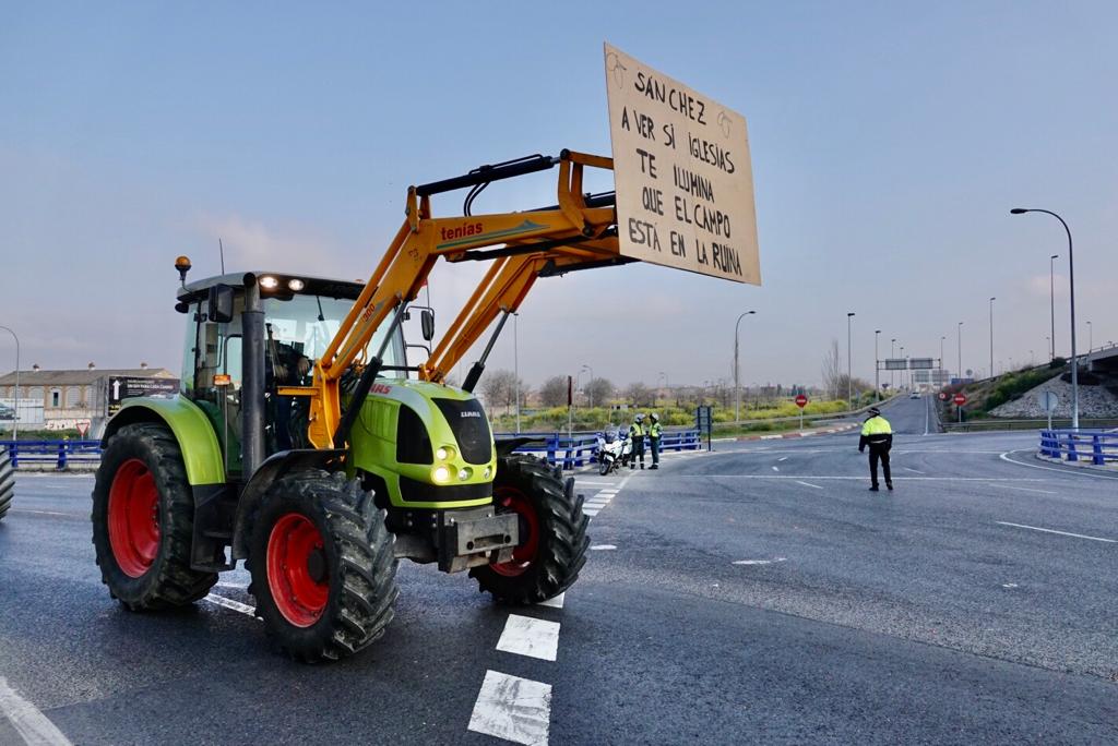 La marcha en la que participan 500 tractores y unos diez mil manifestantes llegados en 200 autobuses altera por completo la rutina de la ciudad