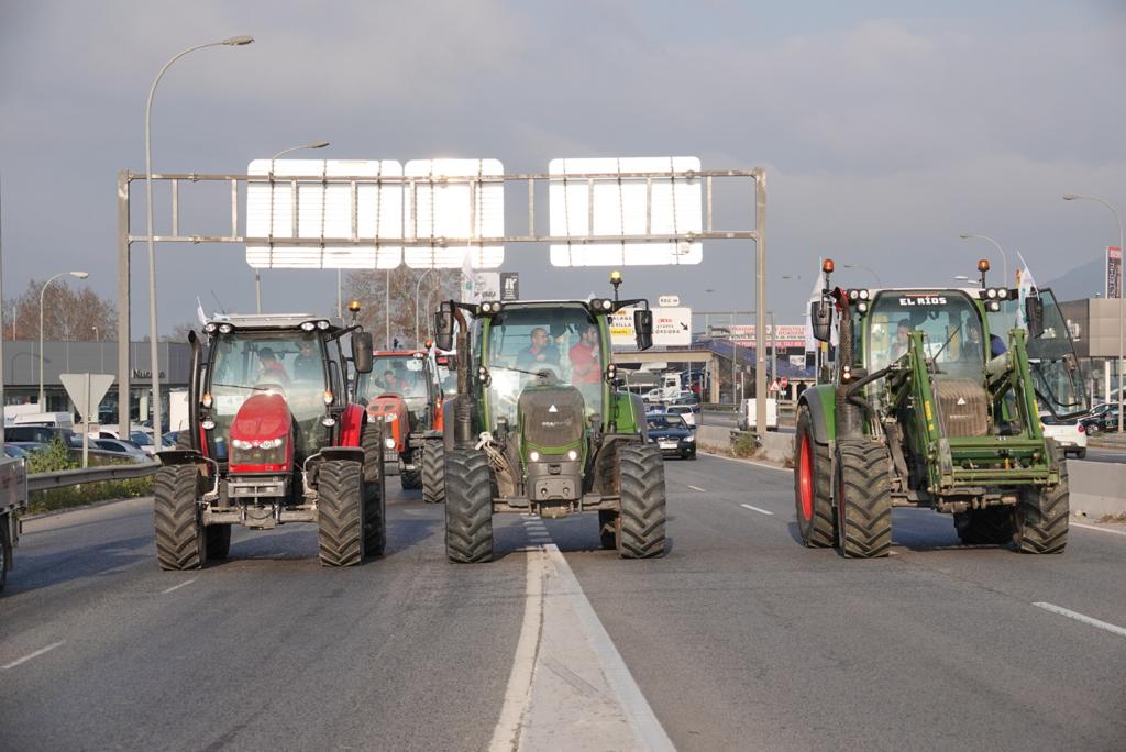 La marcha en la que participan 500 tractores y unos diez mil manifestantes llegados en 200 autobuses altera por completo la rutina de la ciudad