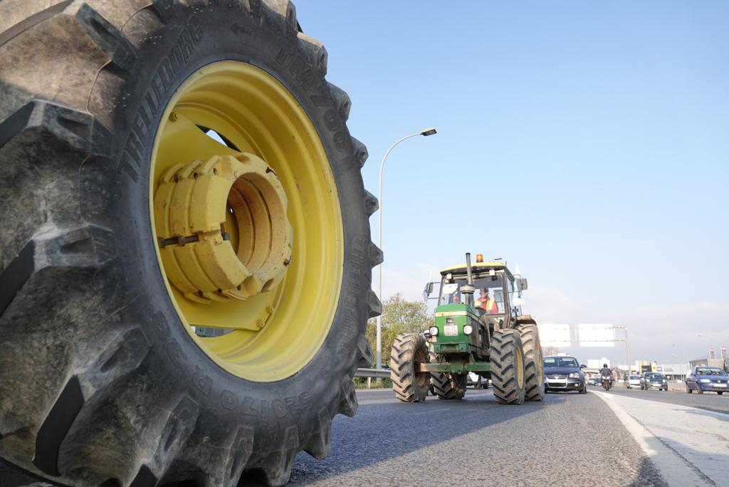 La marcha en la que participan 500 tractores y unos diez mil manifestantes llegados en 200 autobuses altera por completo la rutina de la ciudad