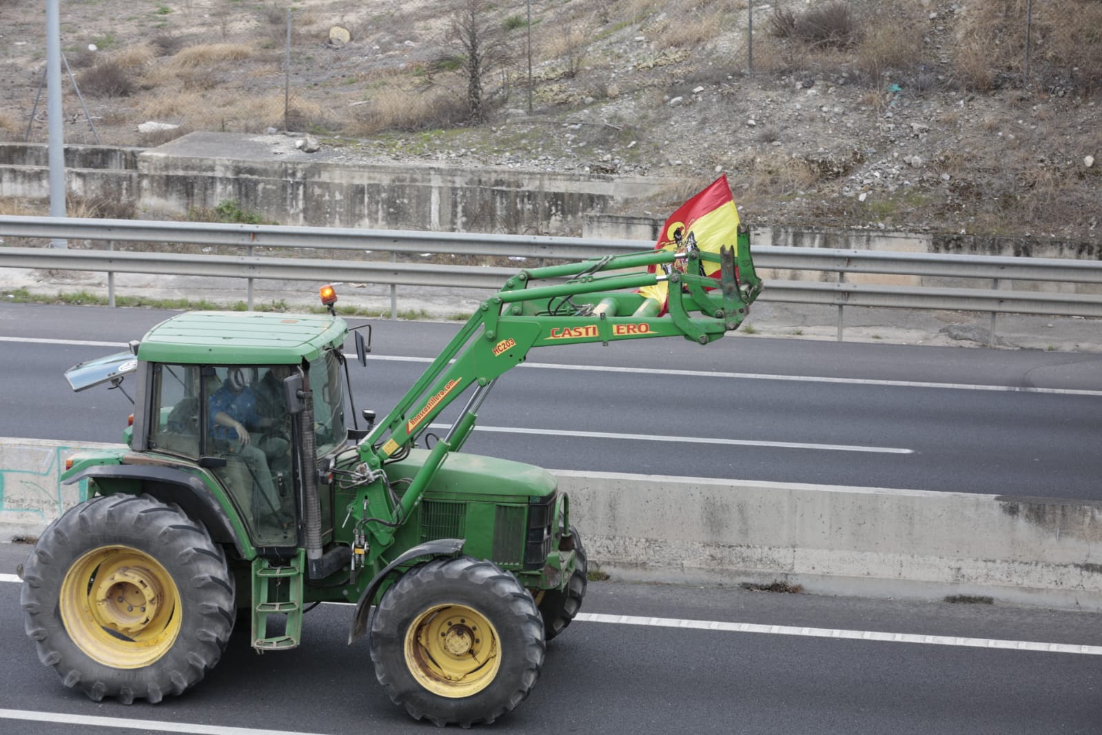 La marcha en la que participan 500 tractores y unos diez mil manifestantes llegados en 200 autobuses altera por completo la rutina de la ciudad