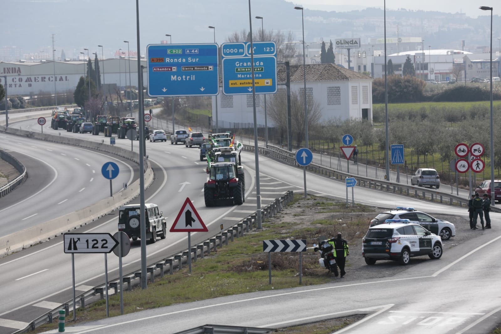 La marcha en la que participan 500 tractores y unos diez mil manifestantes llegados en 200 autobuses altera por completo la rutina de la ciudad