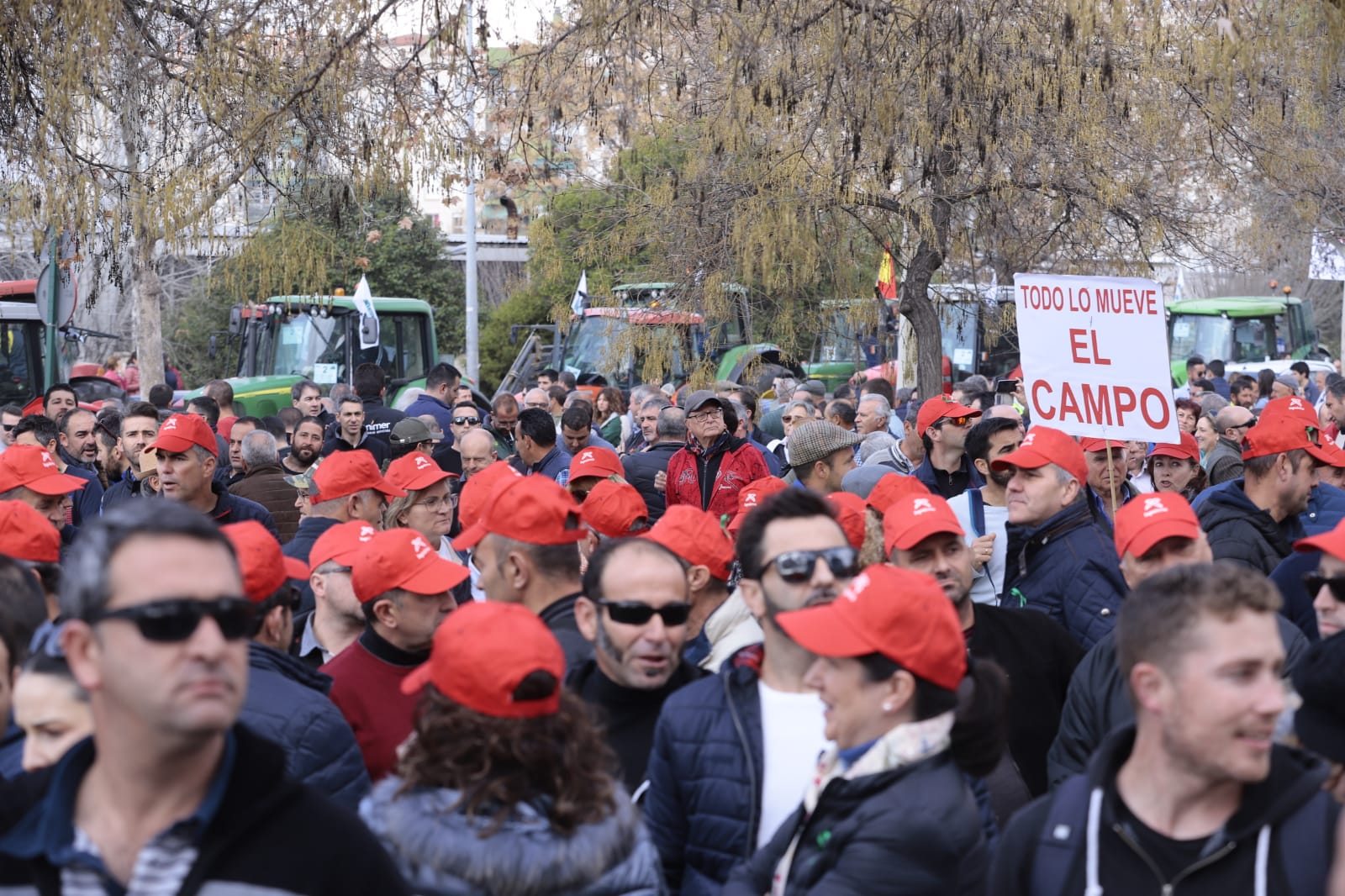 La marcha en la que participan 500 tractores y unos diez mil manifestantes llegados en 200 autobuses altera por completo la rutina de la ciudad
