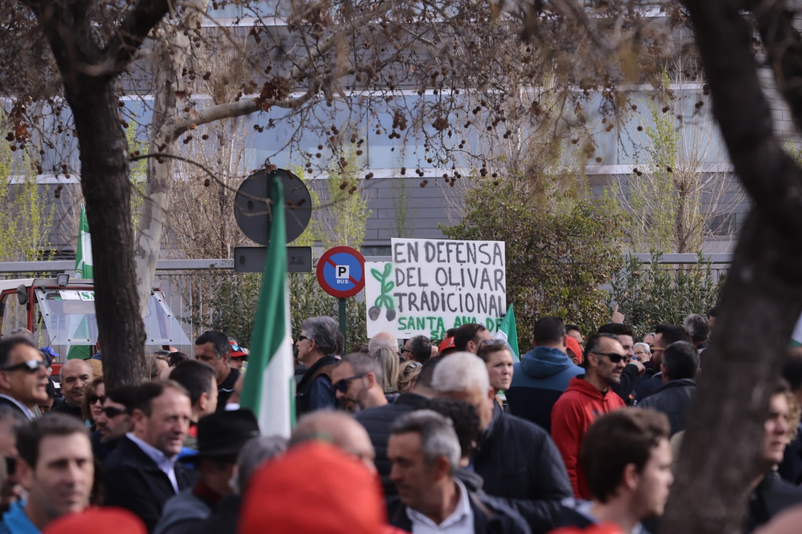 La marcha en la que participan 500 tractores y unos diez mil manifestantes llegados en 200 autobuses altera por completo la rutina de la ciudad