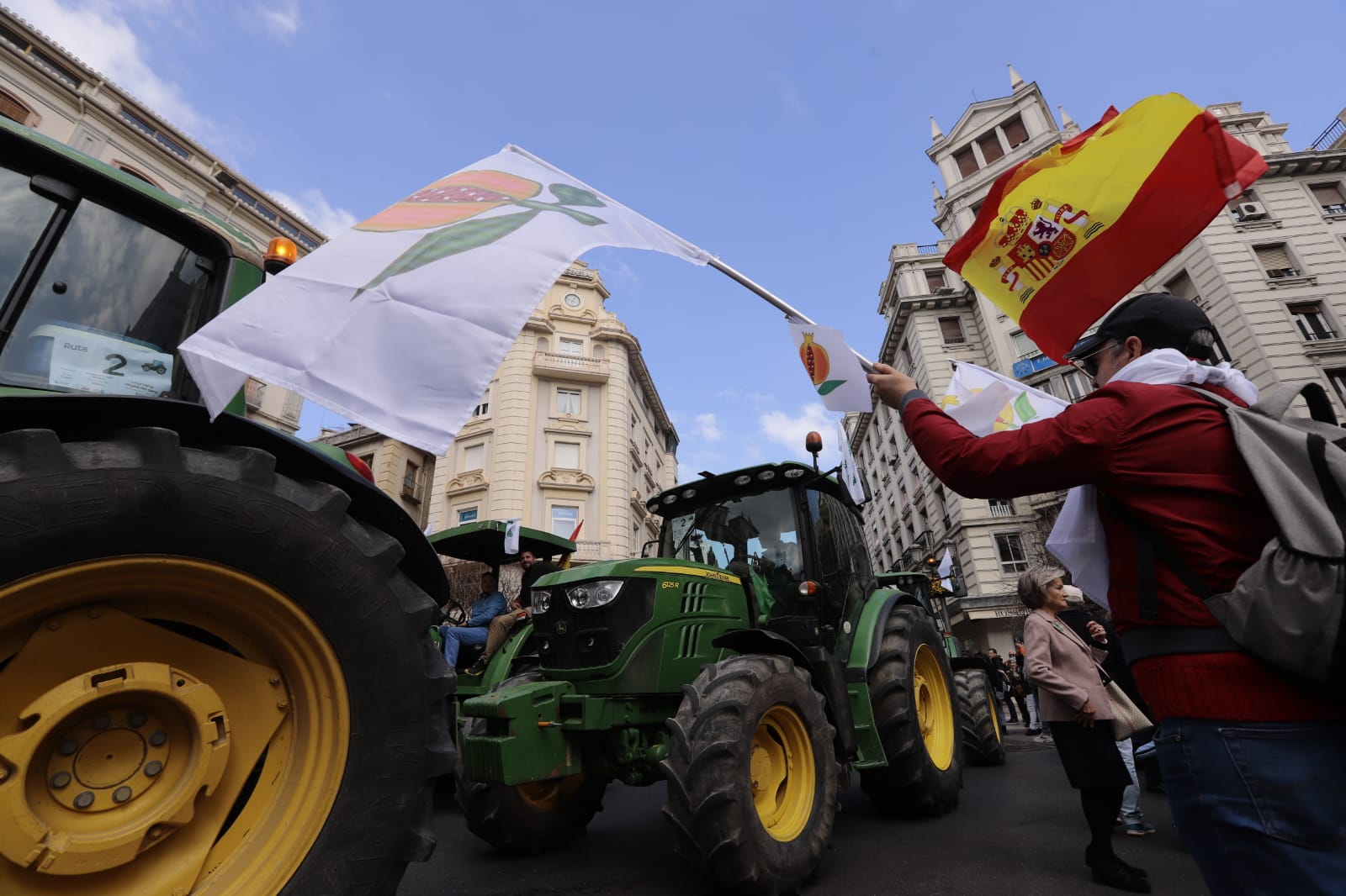 La marcha en la que participan 750 tractores y unos diez mil manifestantes llegados en 200 autobuses altera por completo la rutina de la ciudad