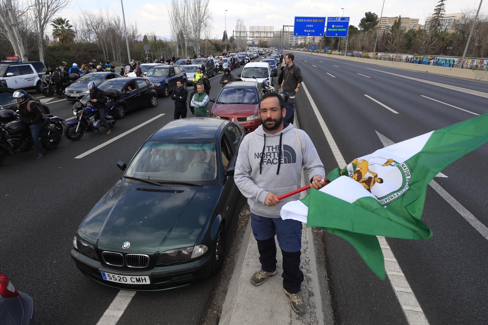 La marcha en la que participan 750 tractores y unos diez mil manifestantes llegados en 200 autobuses altera por completo la rutina de la ciudad