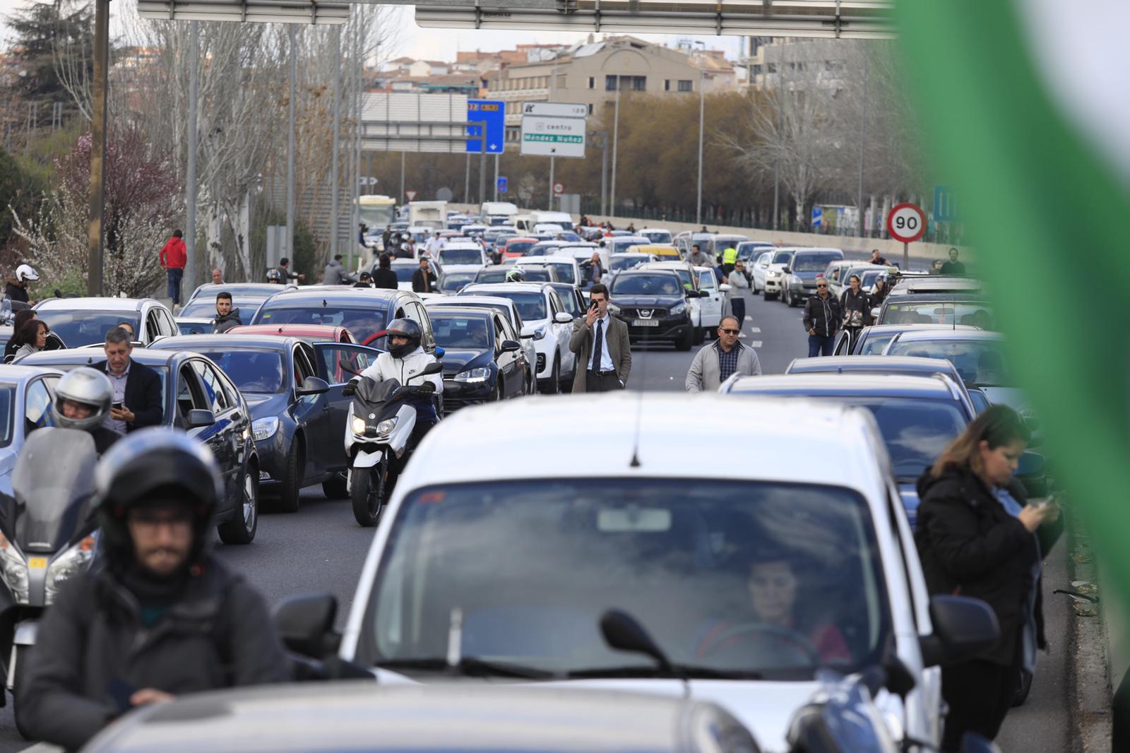 La marcha en la que participan 750 tractores y unos diez mil manifestantes llegados en 200 autobuses altera por completo la rutina de la ciudad