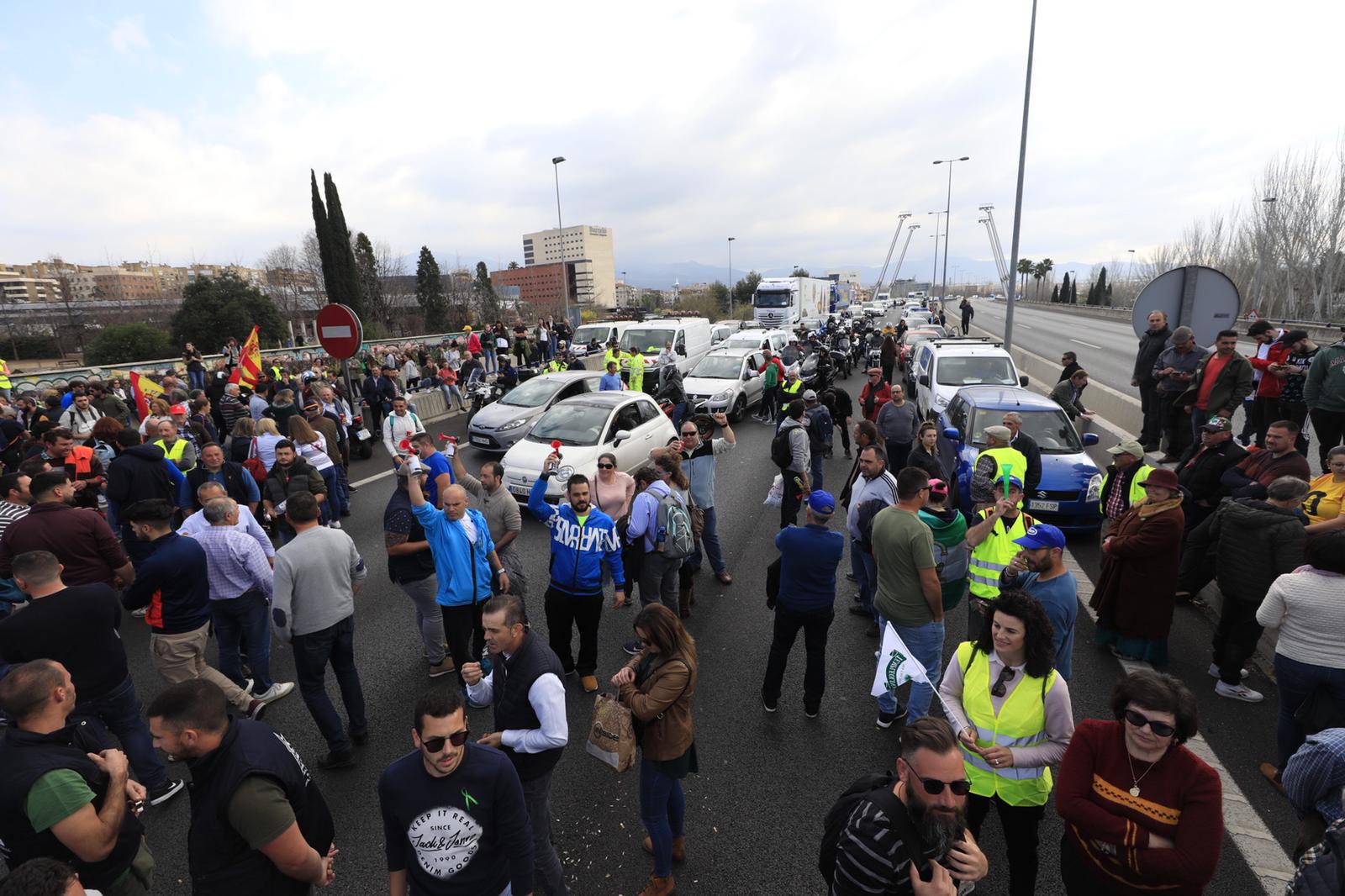 La marcha en la que participan 750 tractores y unos diez mil manifestantes llegados en 200 autobuses altera por completo la rutina de la ciudad