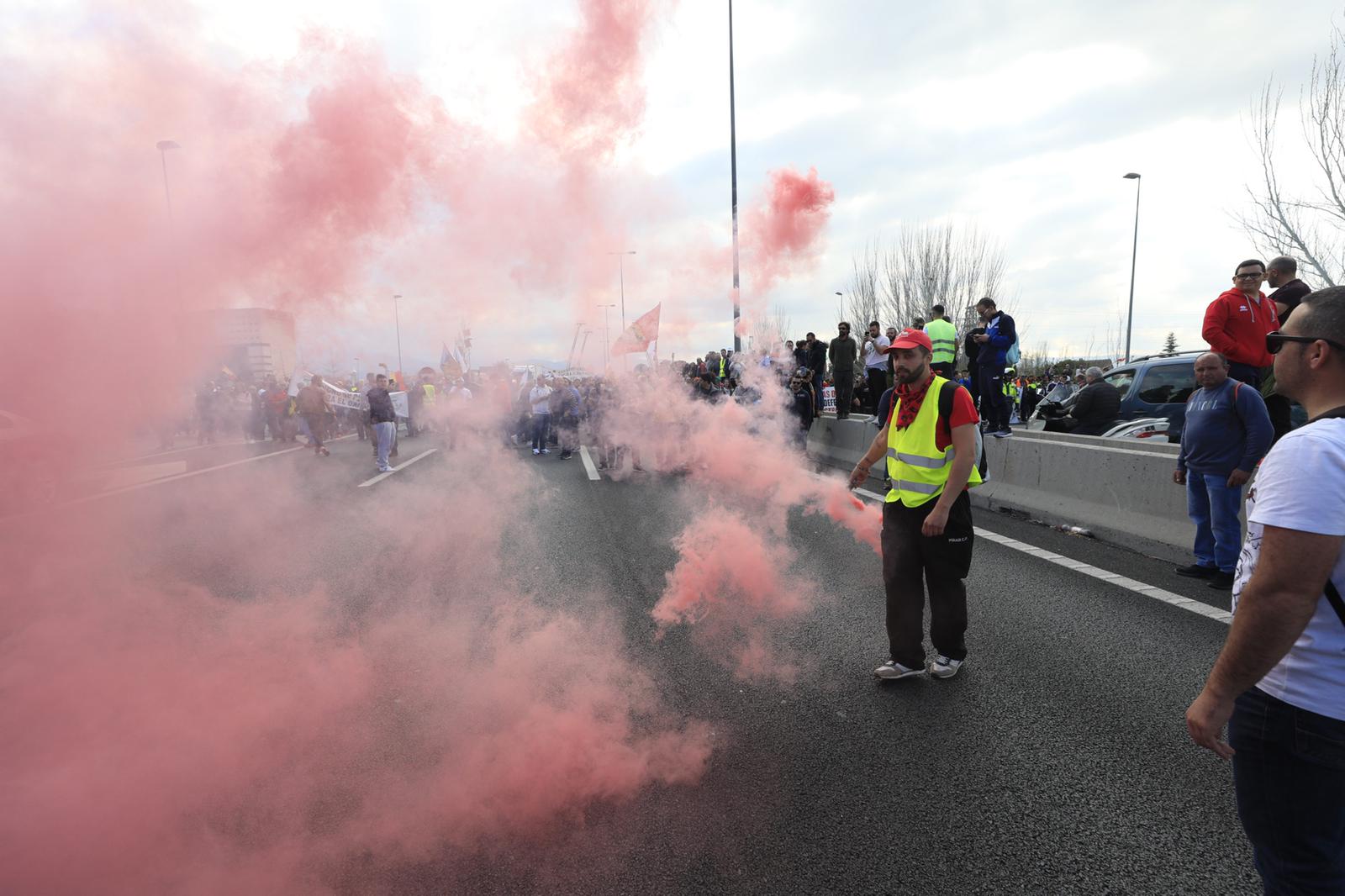 La marcha en la que participan 750 tractores y unos diez mil manifestantes llegados en 200 autobuses altera por completo la rutina de la ciudad