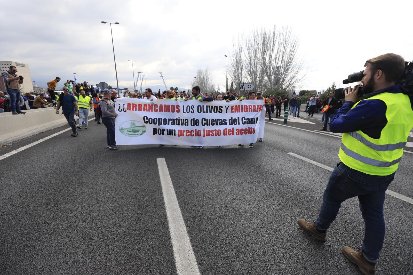 La marcha en la que participan 750 tractores y unos diez mil manifestantes llegados en 200 autobuses altera por completo la rutina de la ciudad