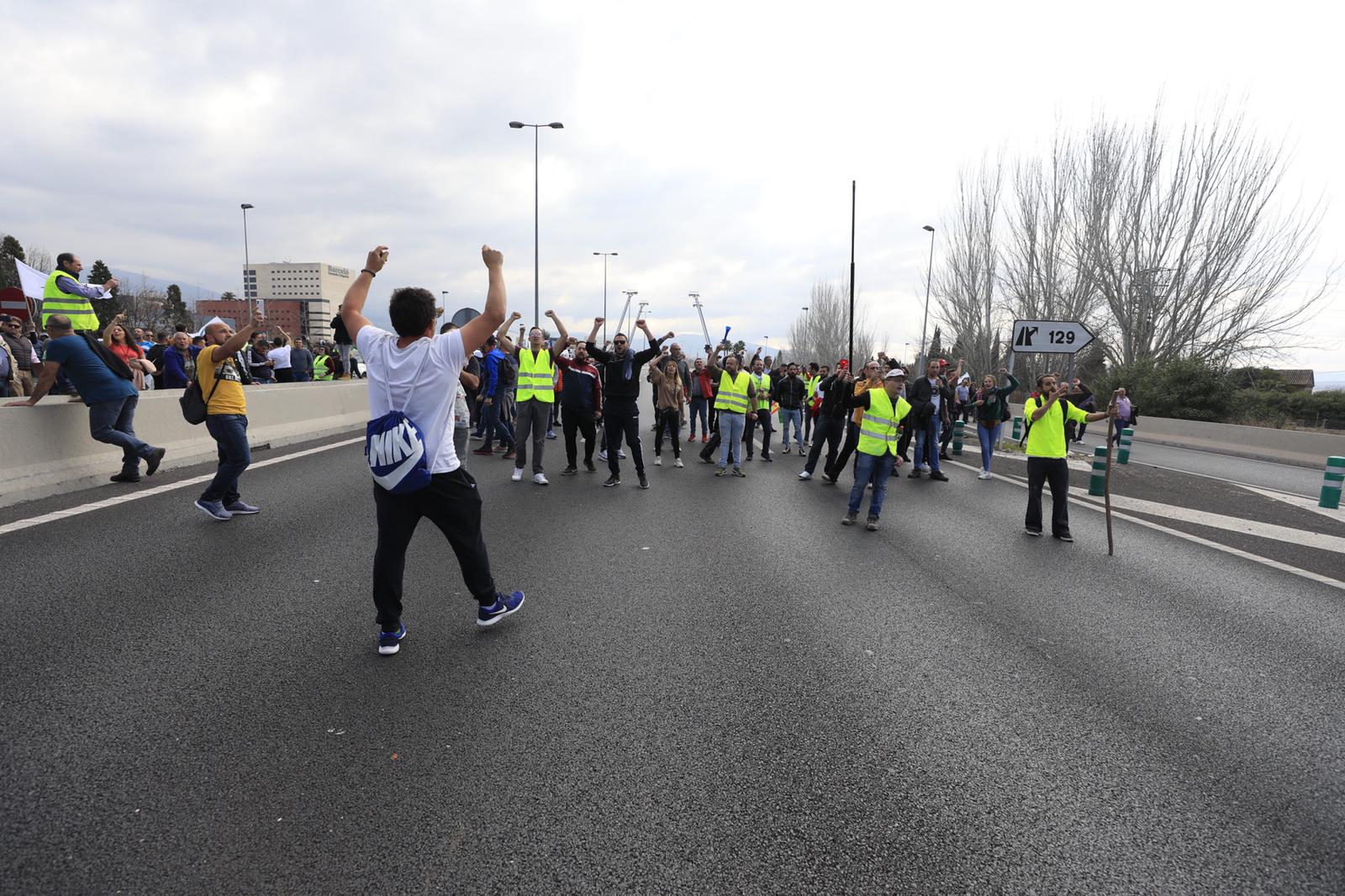 La marcha en la que participan 750 tractores y unos diez mil manifestantes llegados en 200 autobuses altera por completo la rutina de la ciudad