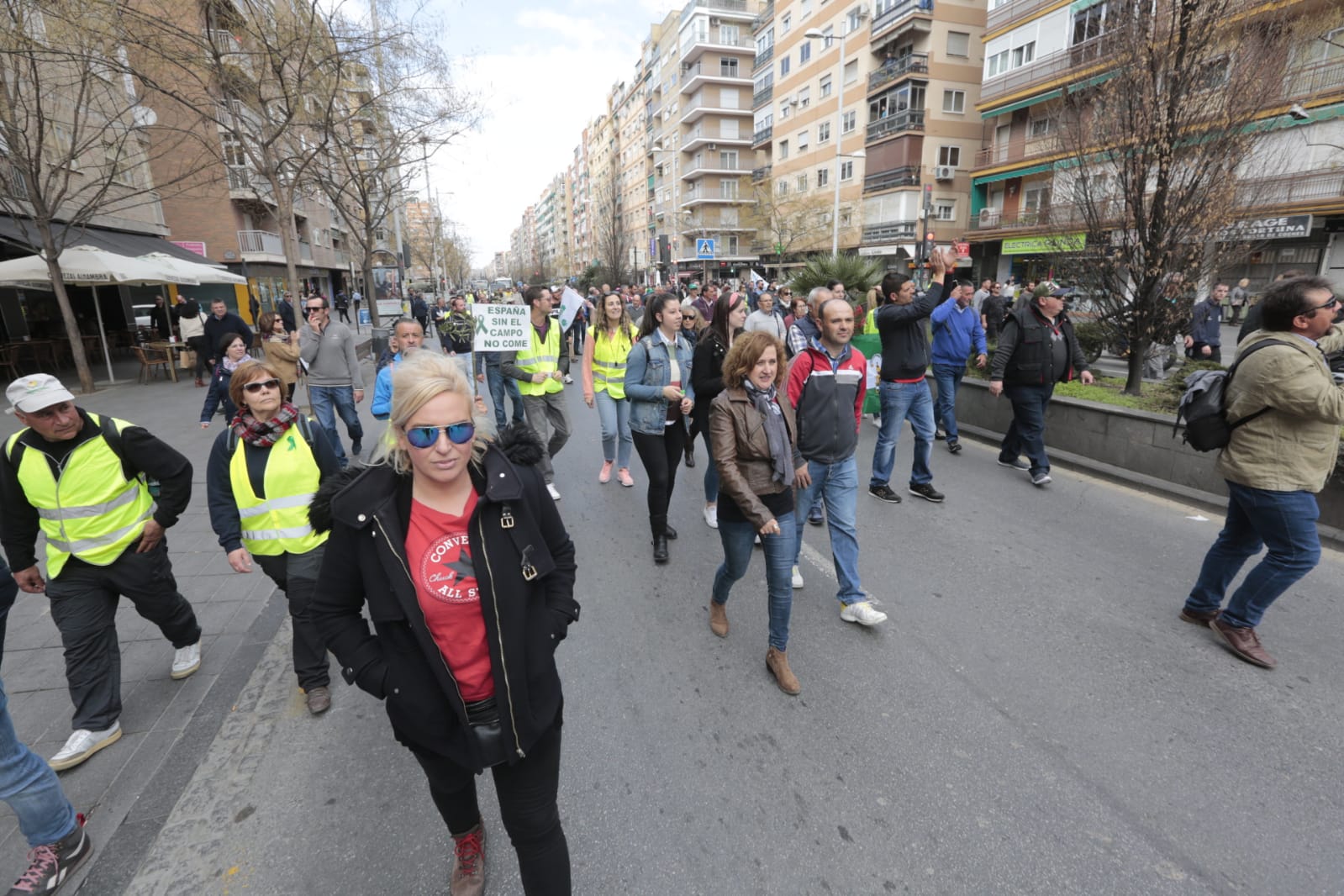 La marcha en la que participan 750 tractores y unos diez mil manifestantes llegados en 200 autobuses altera por completo la rutina de la ciudad
