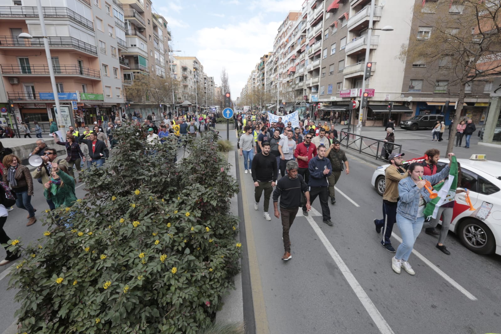 La marcha en la que participan 750 tractores y unos diez mil manifestantes llegados en 200 autobuses altera por completo la rutina de la ciudad