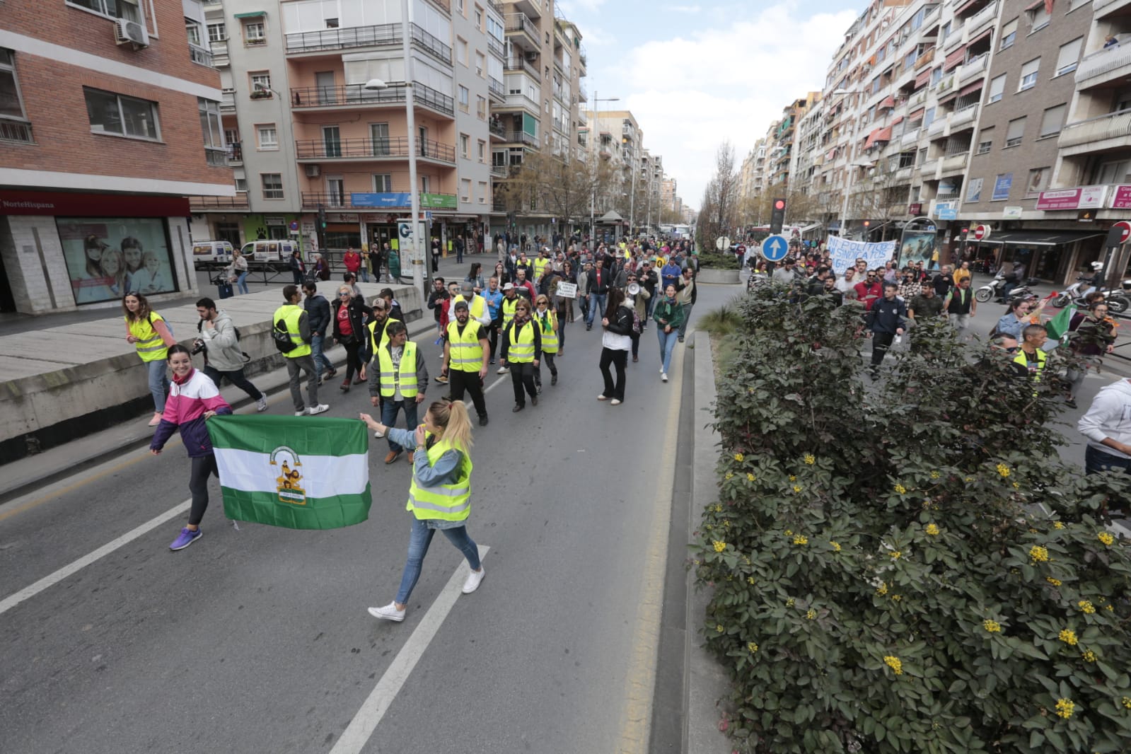 La marcha en la que participan 750 tractores y unos diez mil manifestantes llegados en 200 autobuses altera por completo la rutina de la ciudad