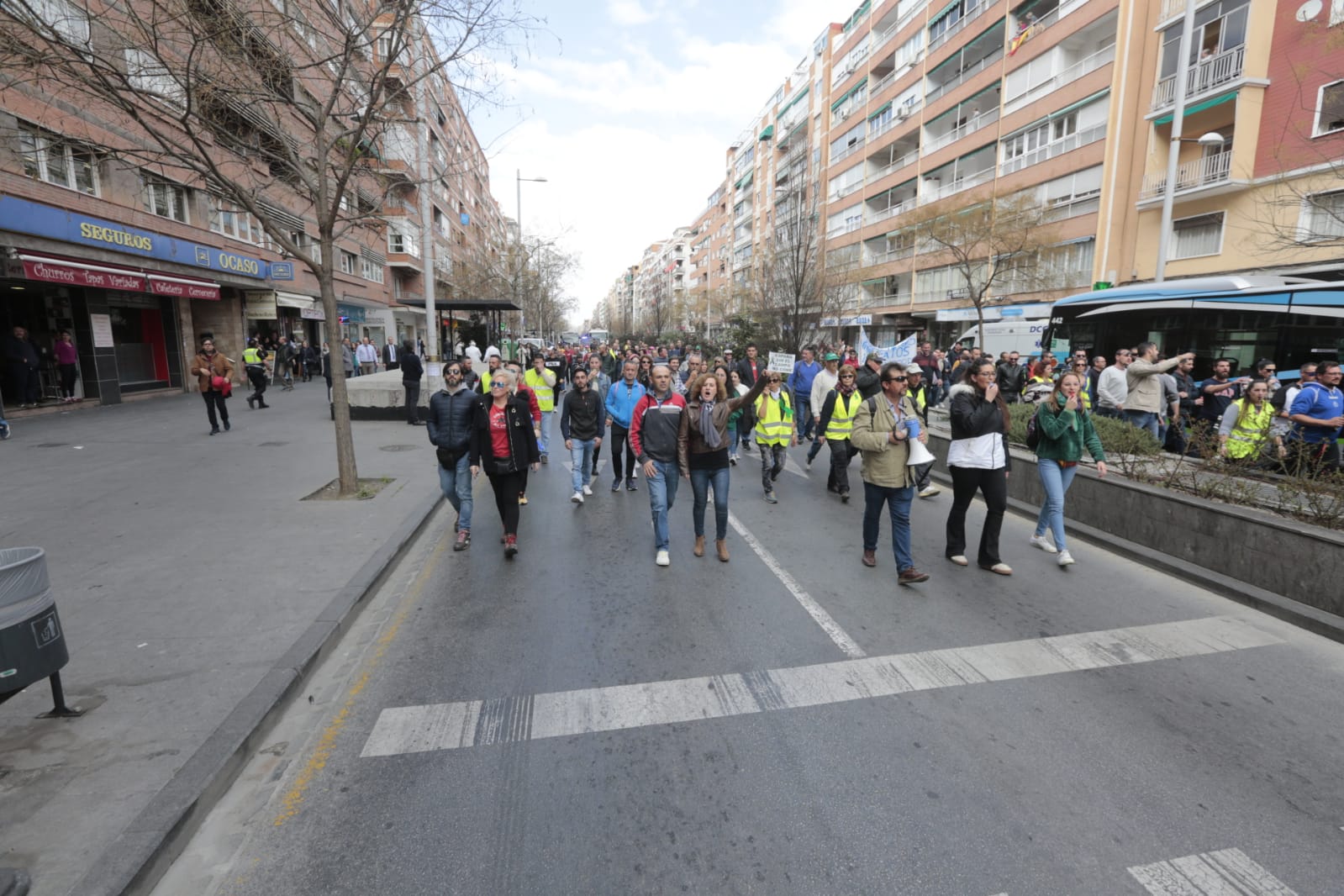La marcha en la que participan 750 tractores y unos diez mil manifestantes llegados en 200 autobuses altera por completo la rutina de la ciudad