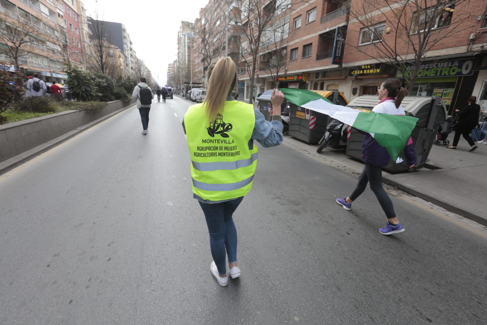 La marcha en la que participan 750 tractores y unos diez mil manifestantes llegados en 200 autobuses altera por completo la rutina de la ciudad