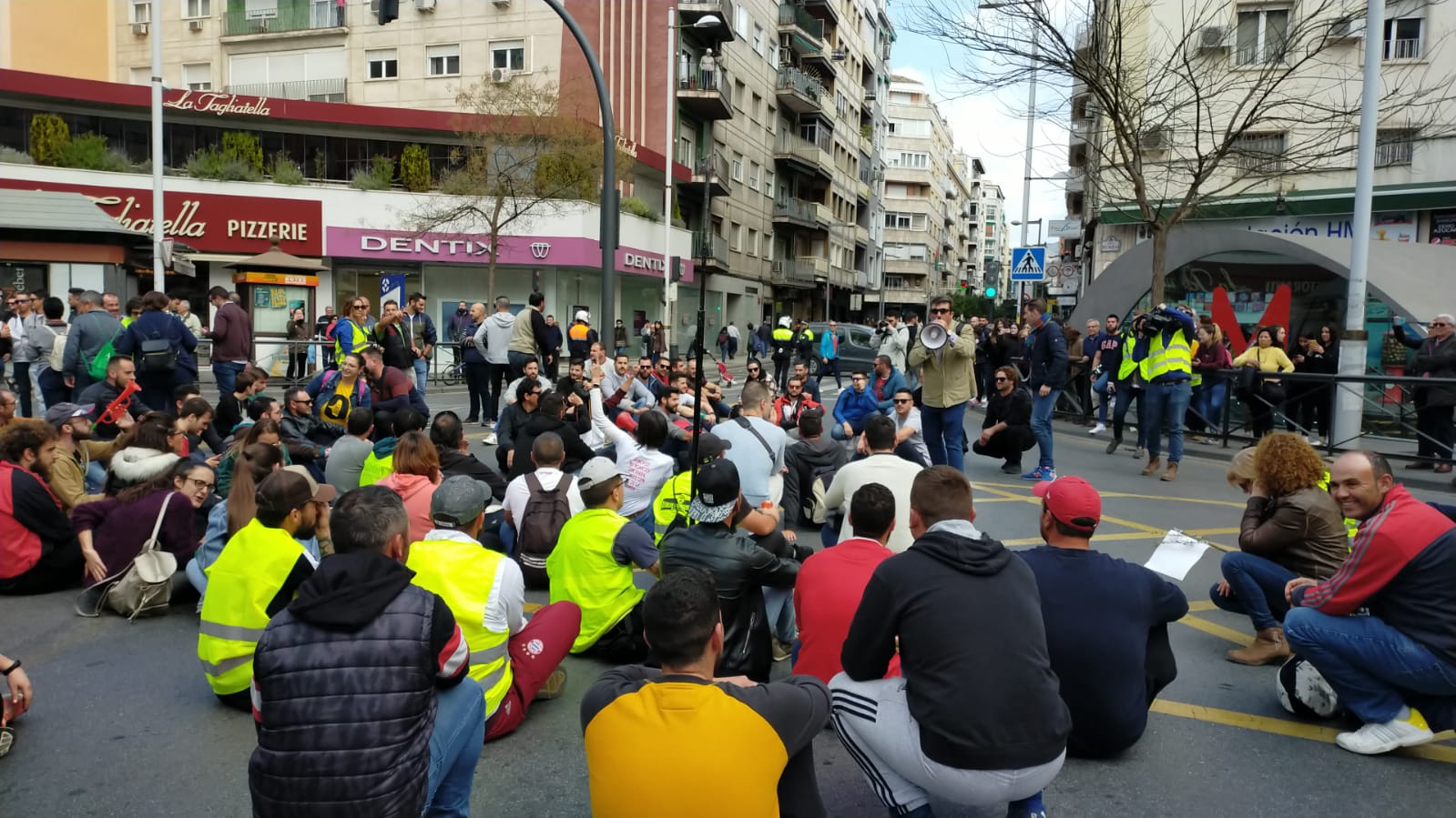La marcha en la que participan 750 tractores y unos diez mil manifestantes llegados en 200 autobuses altera por completo la rutina de la ciudad