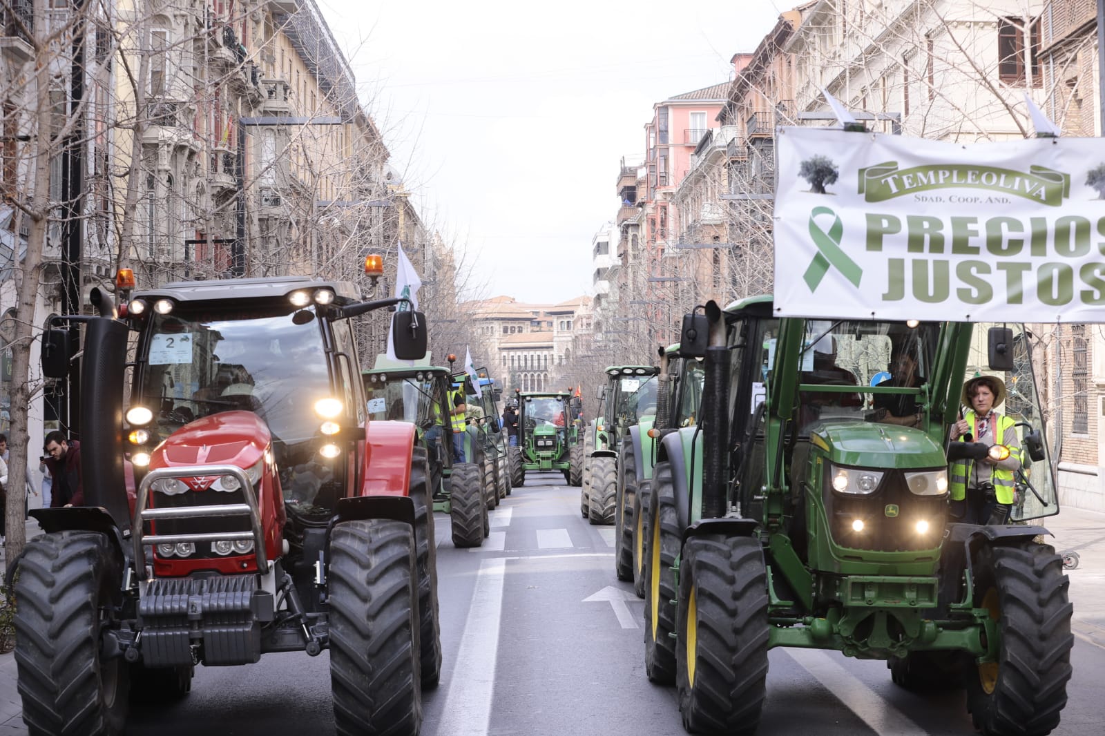 La marcha en la que participan 750 tractores y unos diez mil manifestantes llegados en 200 autobuses altera por completo la rutina de la ciudad