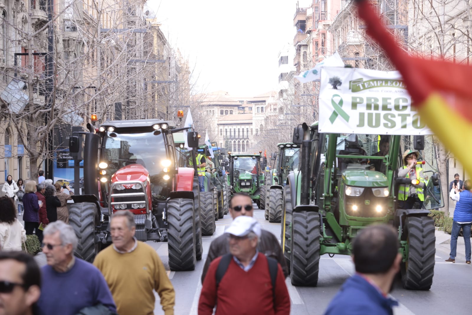 La marcha en la que participan 750 tractores y unos diez mil manifestantes llegados en 200 autobuses altera por completo la rutina de la ciudad