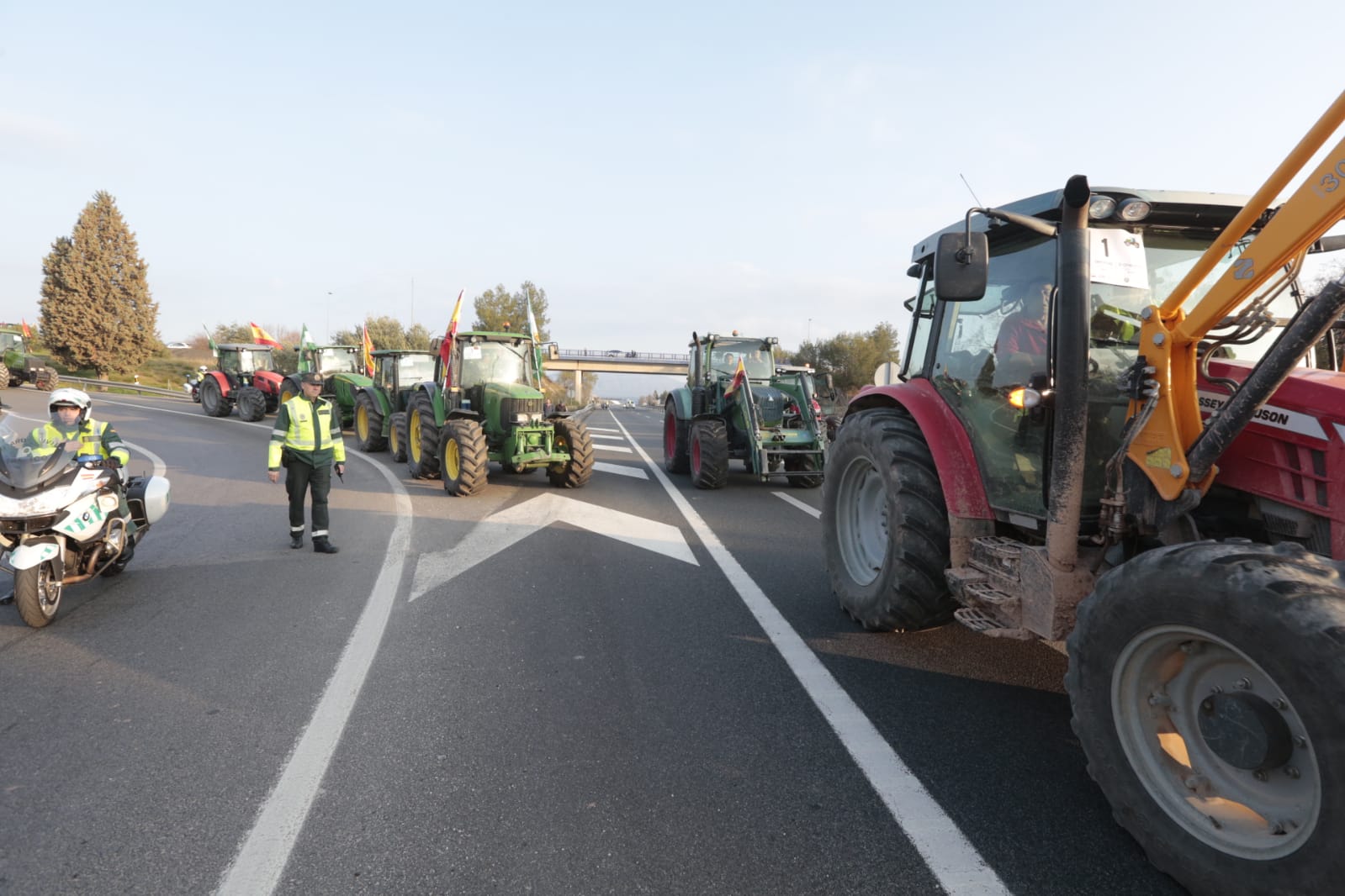La marcha en la que participan 500 tractores y unos diez mil manifestantes llegados en 200 autobuses altera por completo la rutina de la ciudad
