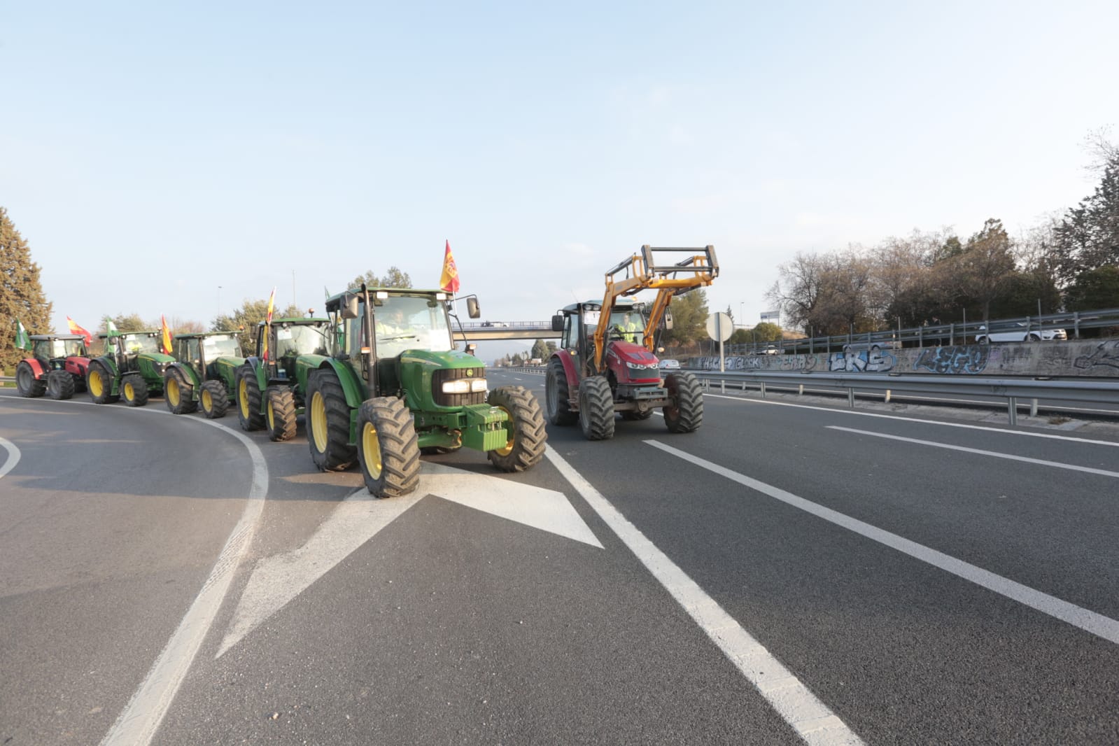 La marcha en la que participan 500 tractores y unos diez mil manifestantes llegados en 200 autobuses altera por completo la rutina de la ciudad
