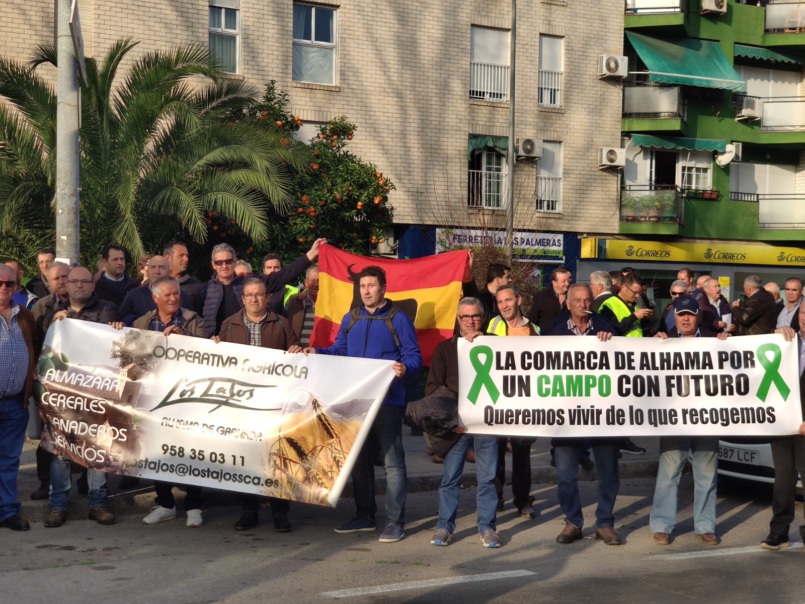 La marcha en la que participan 500 tractores y unos diez mil manifestantes llegados en 200 autobuses altera por completo la rutina de la ciudad