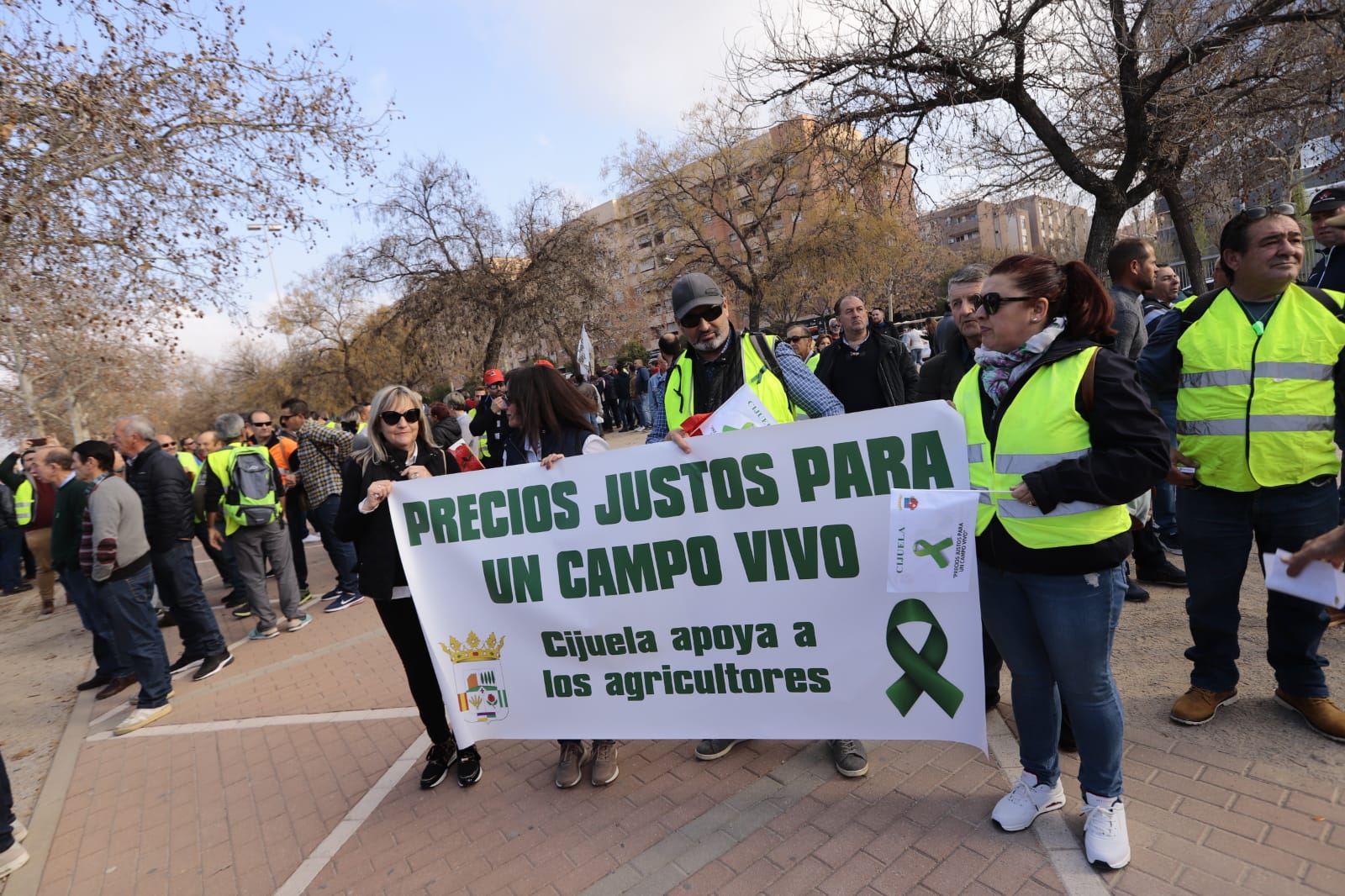 La marcha en la que participan 500 tractores y unos diez mil manifestantes llegados en 200 autobuses altera por completo la rutina de la ciudad
