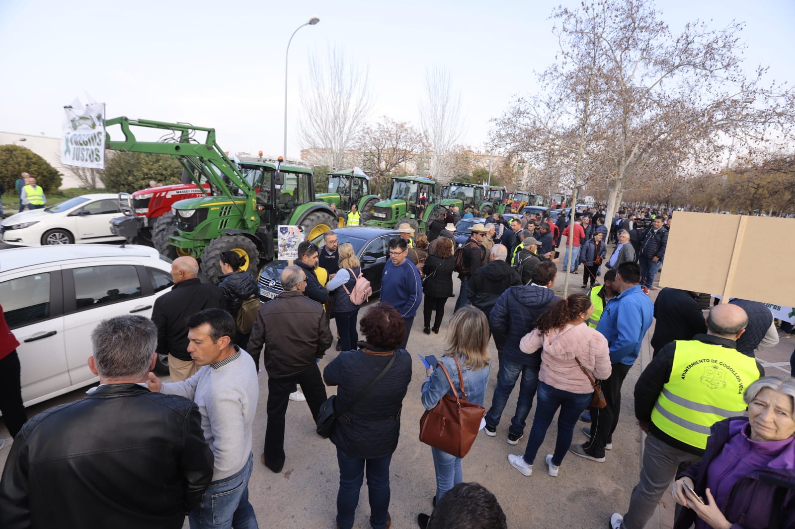 La marcha en la que participan 500 tractores y unos diez mil manifestantes llegados en 200 autobuses altera por completo la rutina de la ciudad
