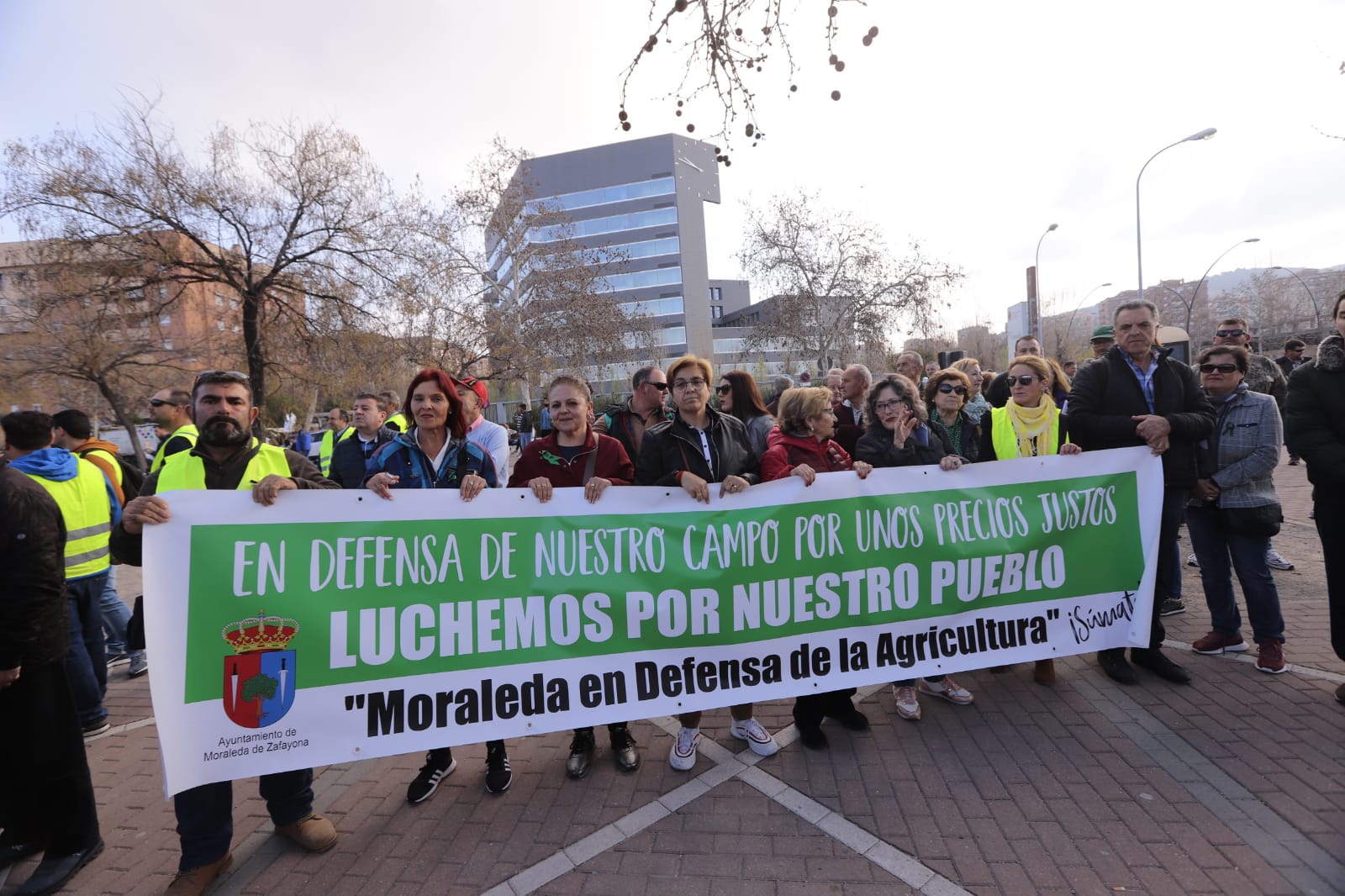 La marcha en la que participan 500 tractores y unos diez mil manifestantes llegados en 200 autobuses altera por completo la rutina de la ciudad