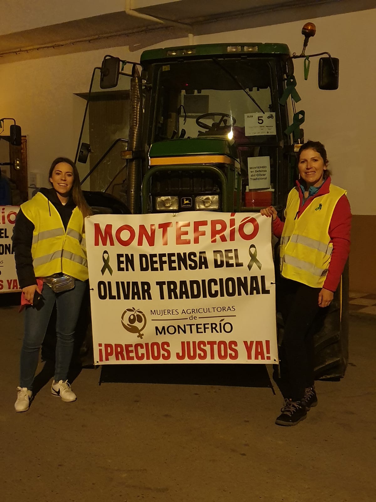 La marcha en la que participan 500 tractores y unos diez mil manifestantes llegados en 200 autobuses altera por completo la rutina de la ciudad