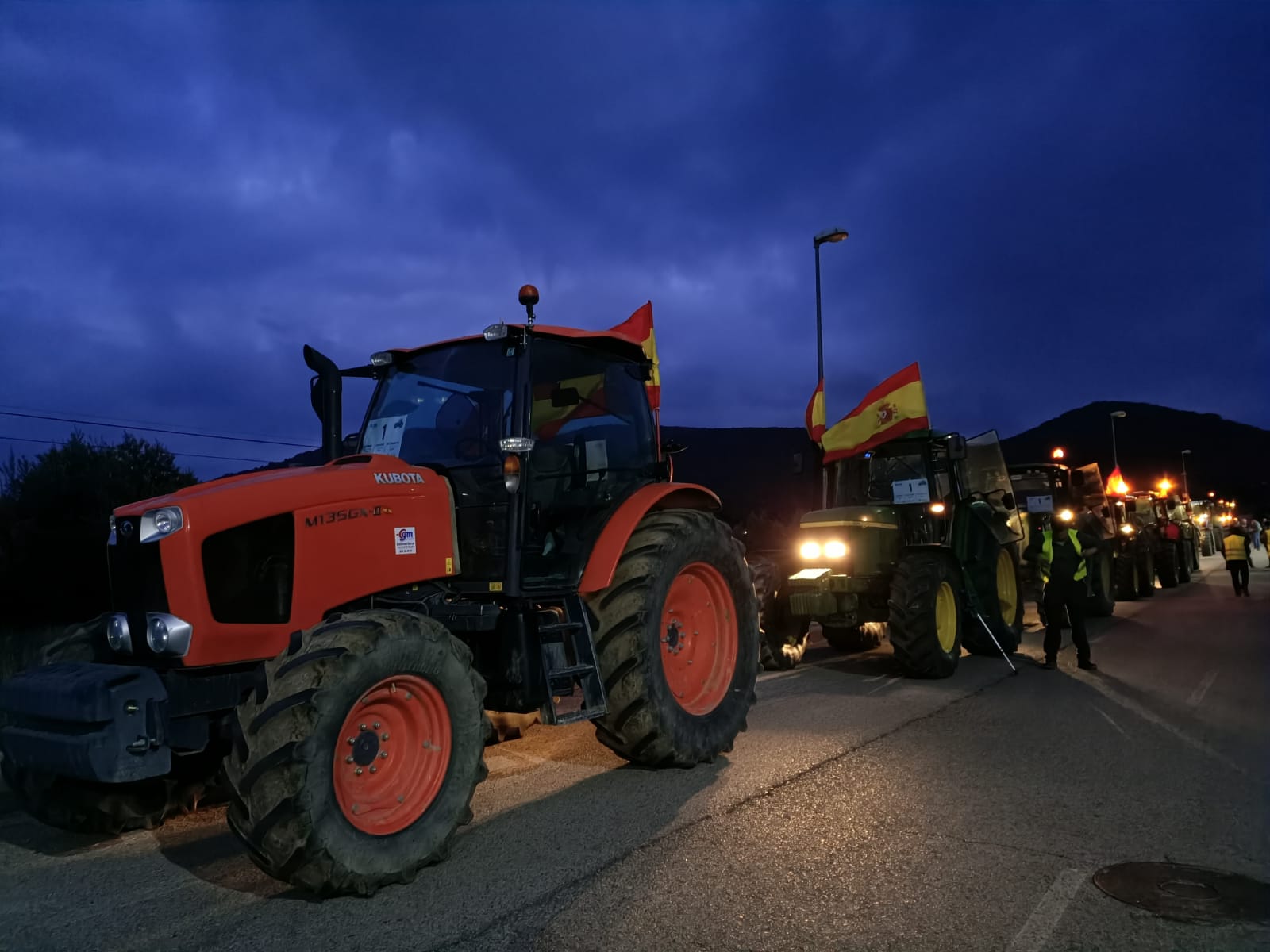 La marcha en la que participan 500 tractores y unos diez mil manifestantes llegados en 200 autobuses altera por completo la rutina de la ciudad