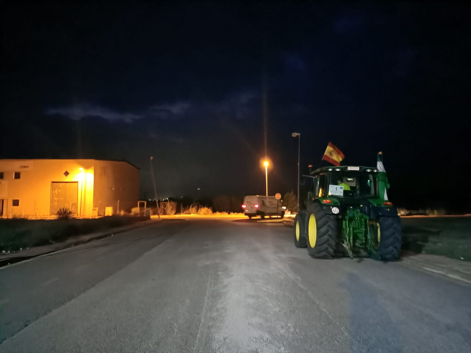 La marcha en la que participan 500 tractores y unos diez mil manifestantes llegados en 200 autobuses altera por completo la rutina de la ciudad
