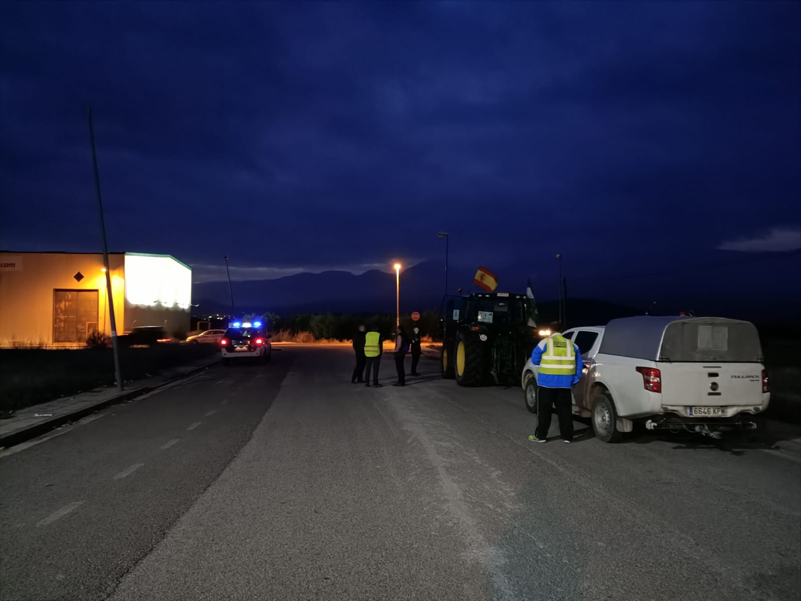 La marcha en la que participan 500 tractores y unos diez mil manifestantes llegados en 200 autobuses altera por completo la rutina de la ciudad