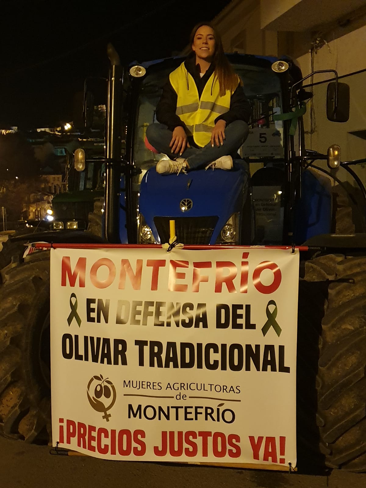 La marcha en la que participan 500 tractores y unos diez mil manifestantes llegados en 200 autobuses altera por completo la rutina de la ciudad