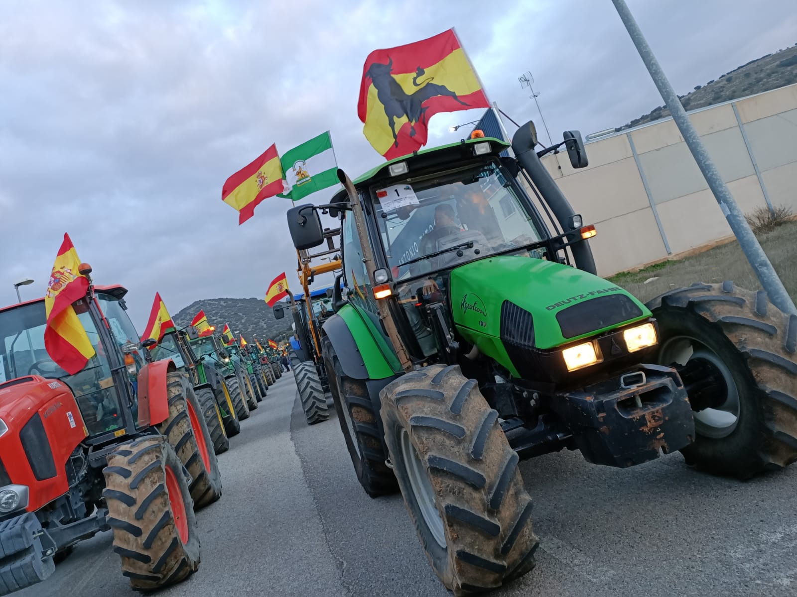 La marcha en la que participan 500 tractores y unos diez mil manifestantes llegados en 200 autobuses altera por completo la rutina de la ciudad
