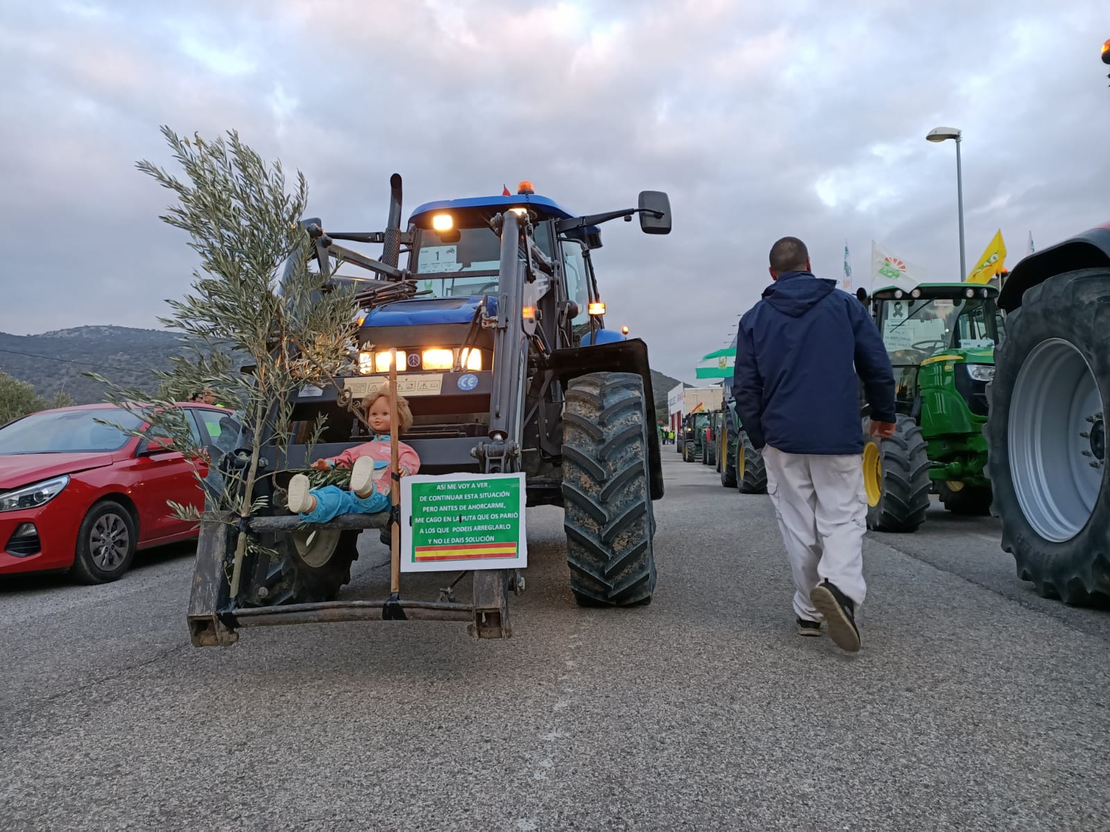 La marcha en la que participan 500 tractores y unos diez mil manifestantes llegados en 200 autobuses altera por completo la rutina de la ciudad