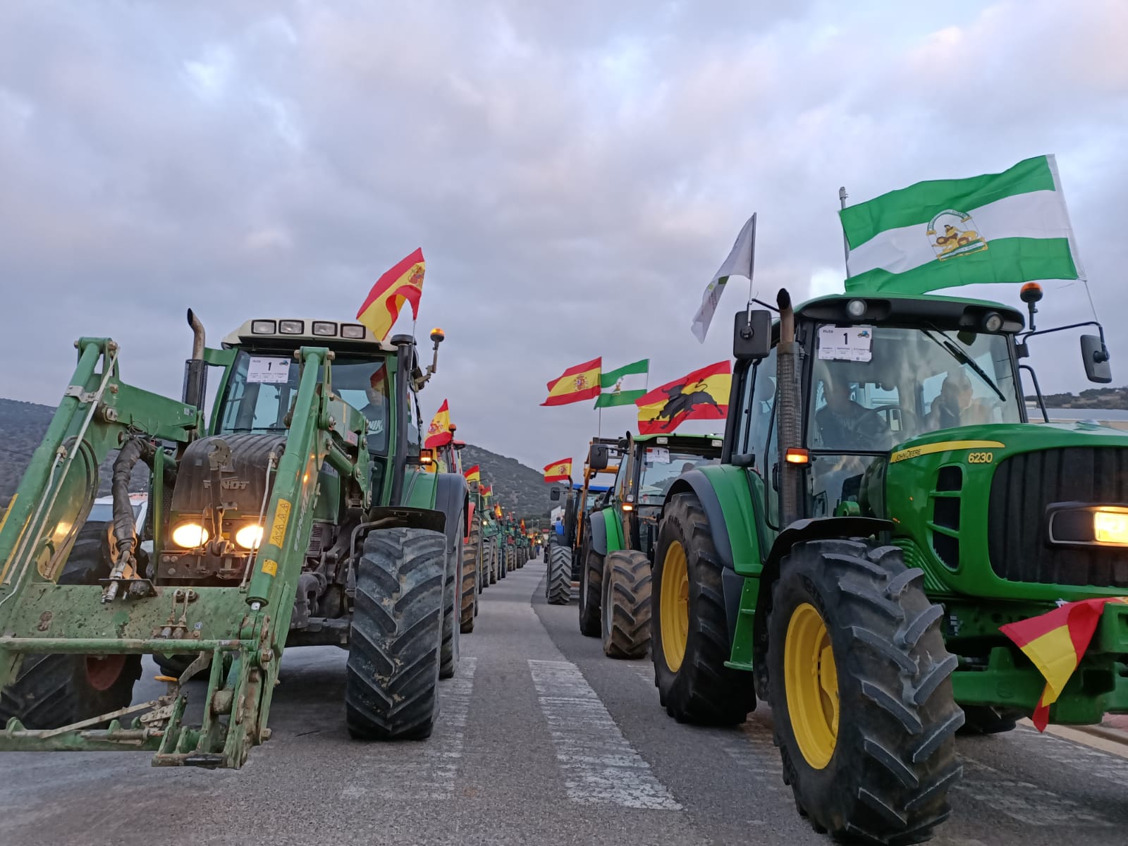 La marcha en la que participan 500 tractores y unos diez mil manifestantes llegados en 200 autobuses altera por completo la rutina de la ciudad