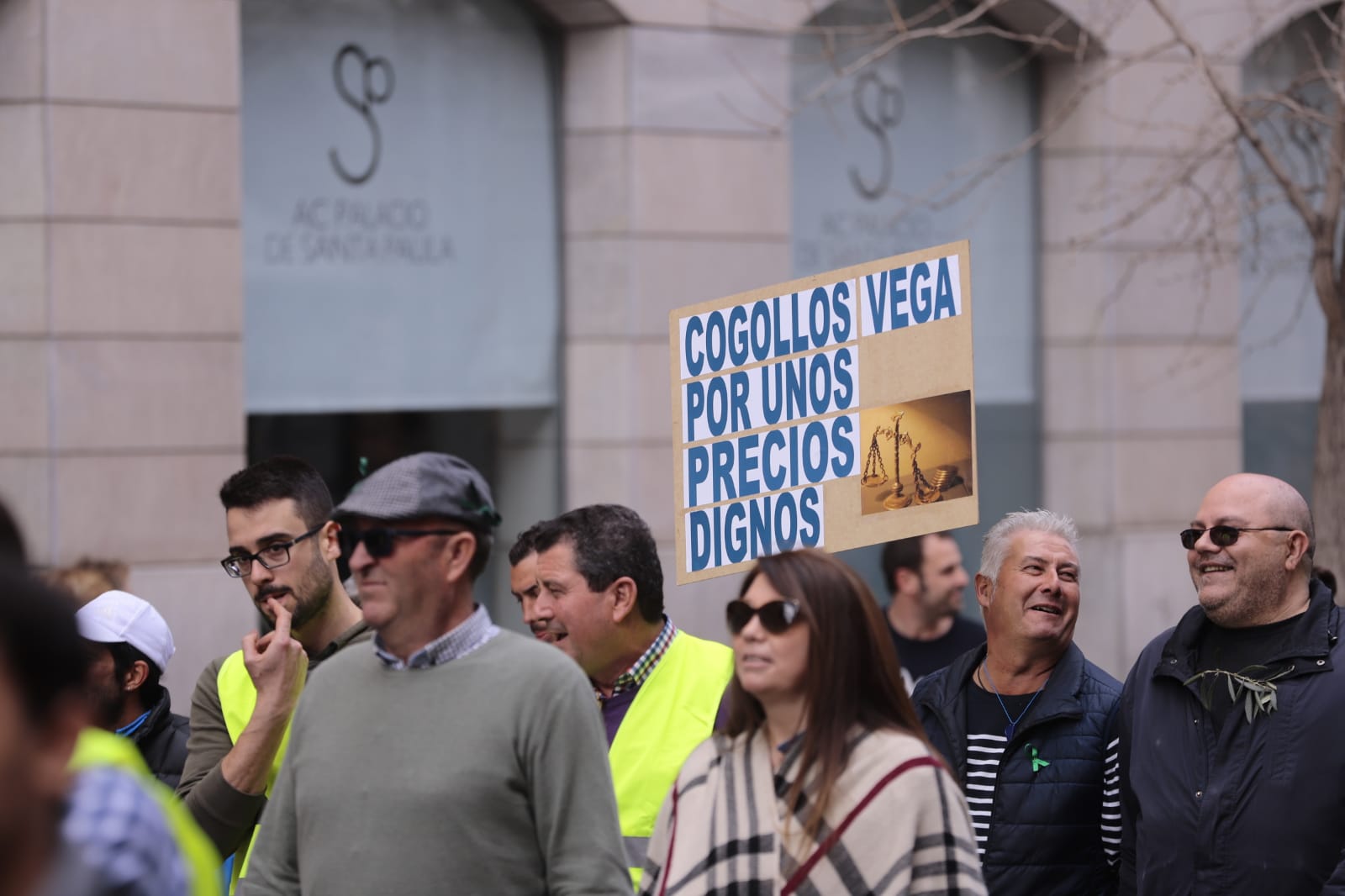 La marcha en la que participan 750 tractores y unos diez mil manifestantes llegados en 200 autobuses altera por completo la rutina de la ciudad