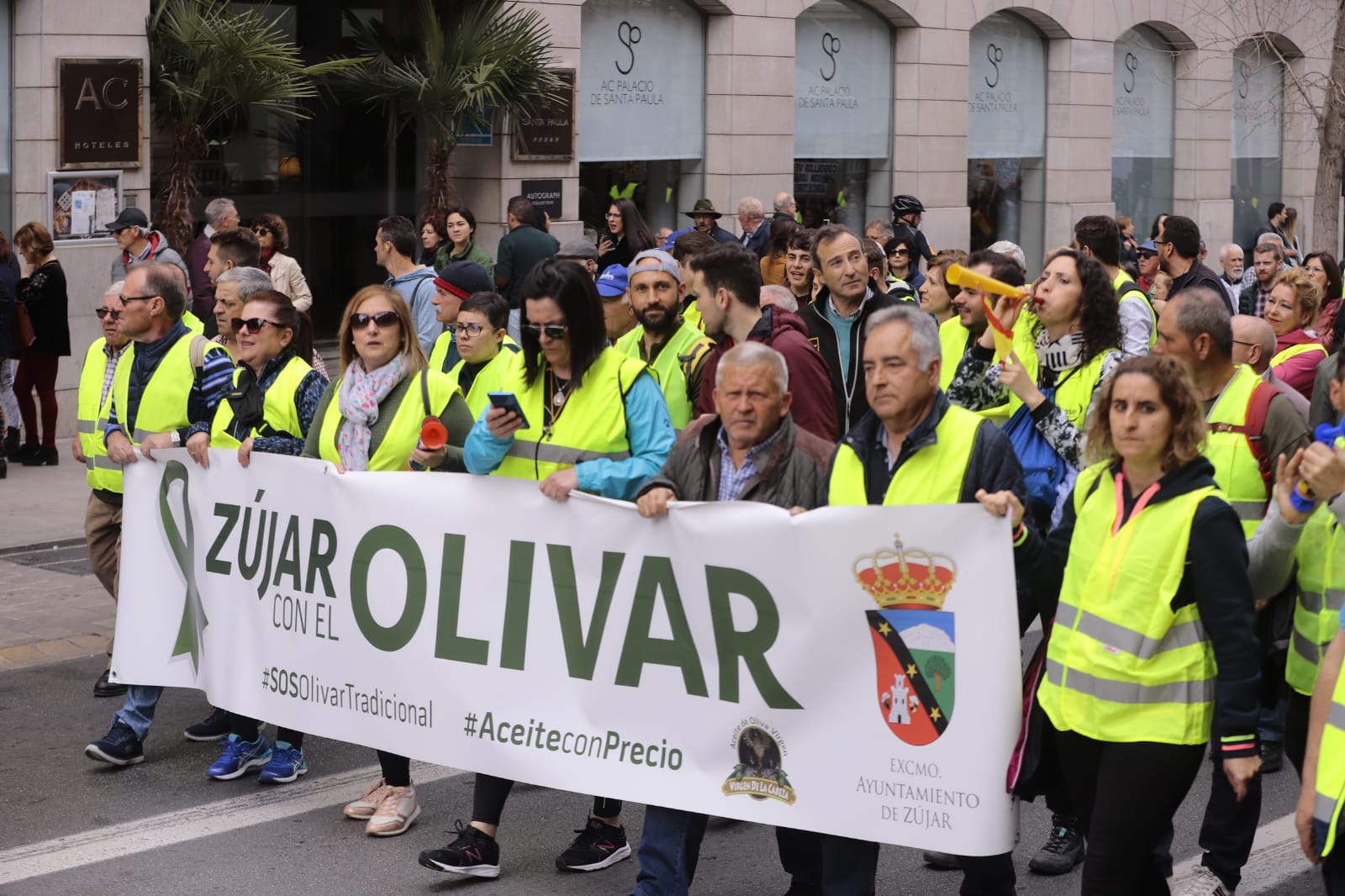 La marcha en la que participan 750 tractores y unos diez mil manifestantes llegados en 200 autobuses altera por completo la rutina de la ciudad