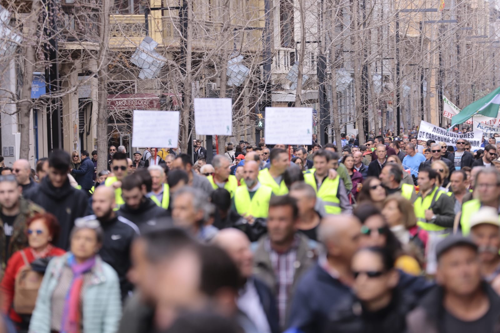 La marcha en la que participan 750 tractores y unos diez mil manifestantes llegados en 200 autobuses altera por completo la rutina de la ciudad