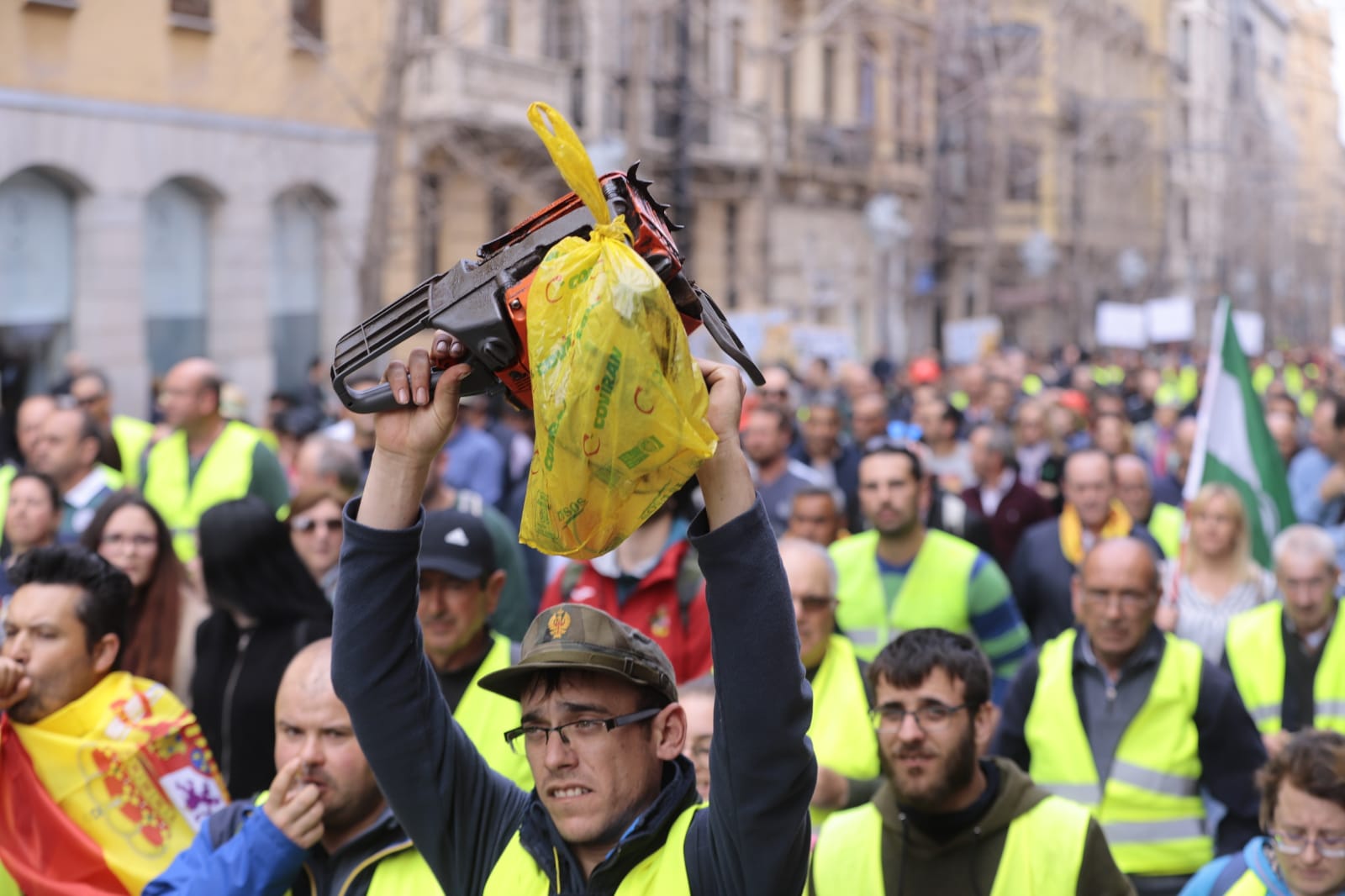 La marcha en la que participan 750 tractores y unos diez mil manifestantes llegados en 200 autobuses altera por completo la rutina de la ciudad
