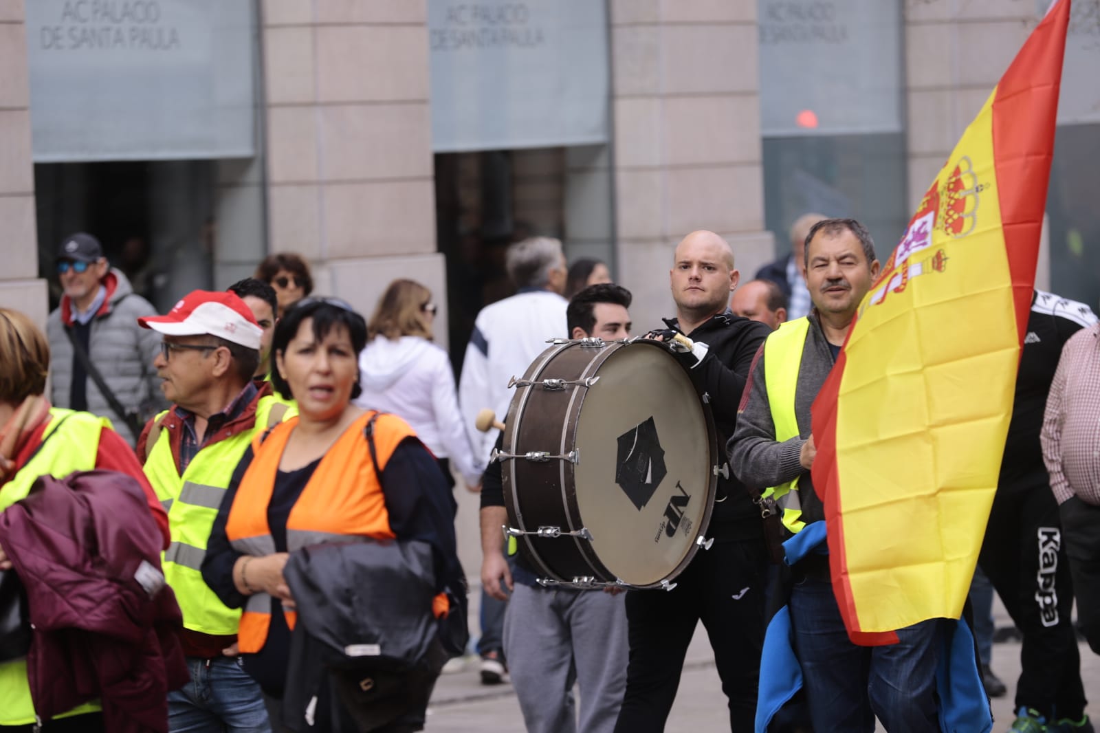 La marcha en la que participan 750 tractores y unos diez mil manifestantes llegados en 200 autobuses altera por completo la rutina de la ciudad