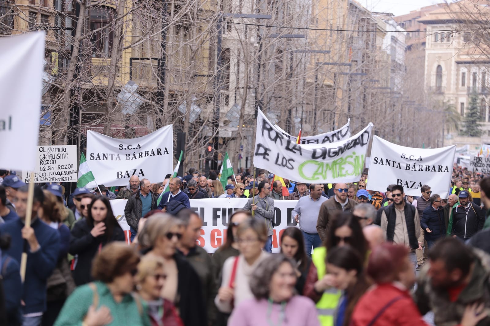 La marcha en la que participan 750 tractores y unos diez mil manifestantes llegados en 200 autobuses altera por completo la rutina de la ciudad