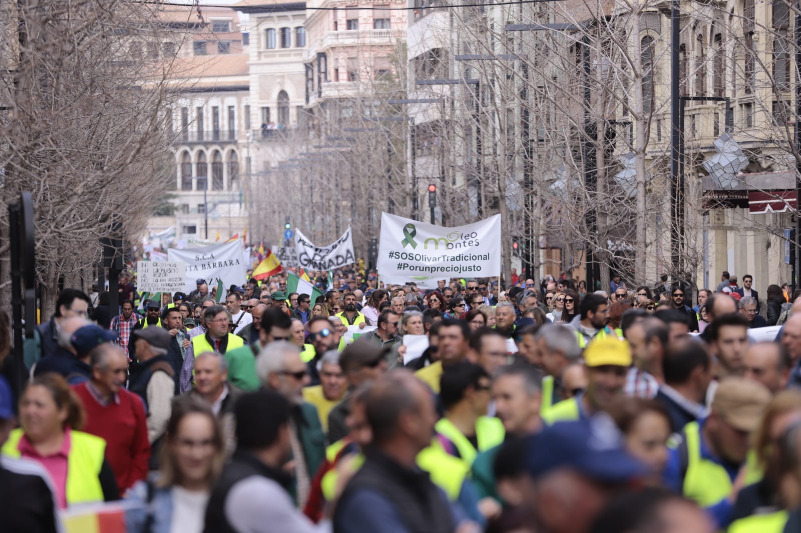 La marcha en la que participan 750 tractores y unos diez mil manifestantes llegados en 200 autobuses altera por completo la rutina de la ciudad